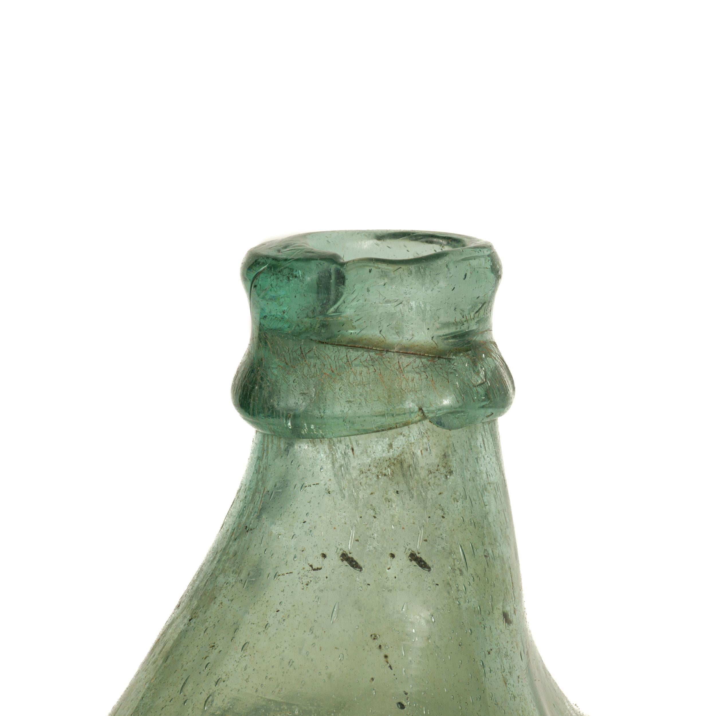 Fait main Demijohn en verre soufflé vert de la fin du 19e siècle provenant du sud du Mexique en vente