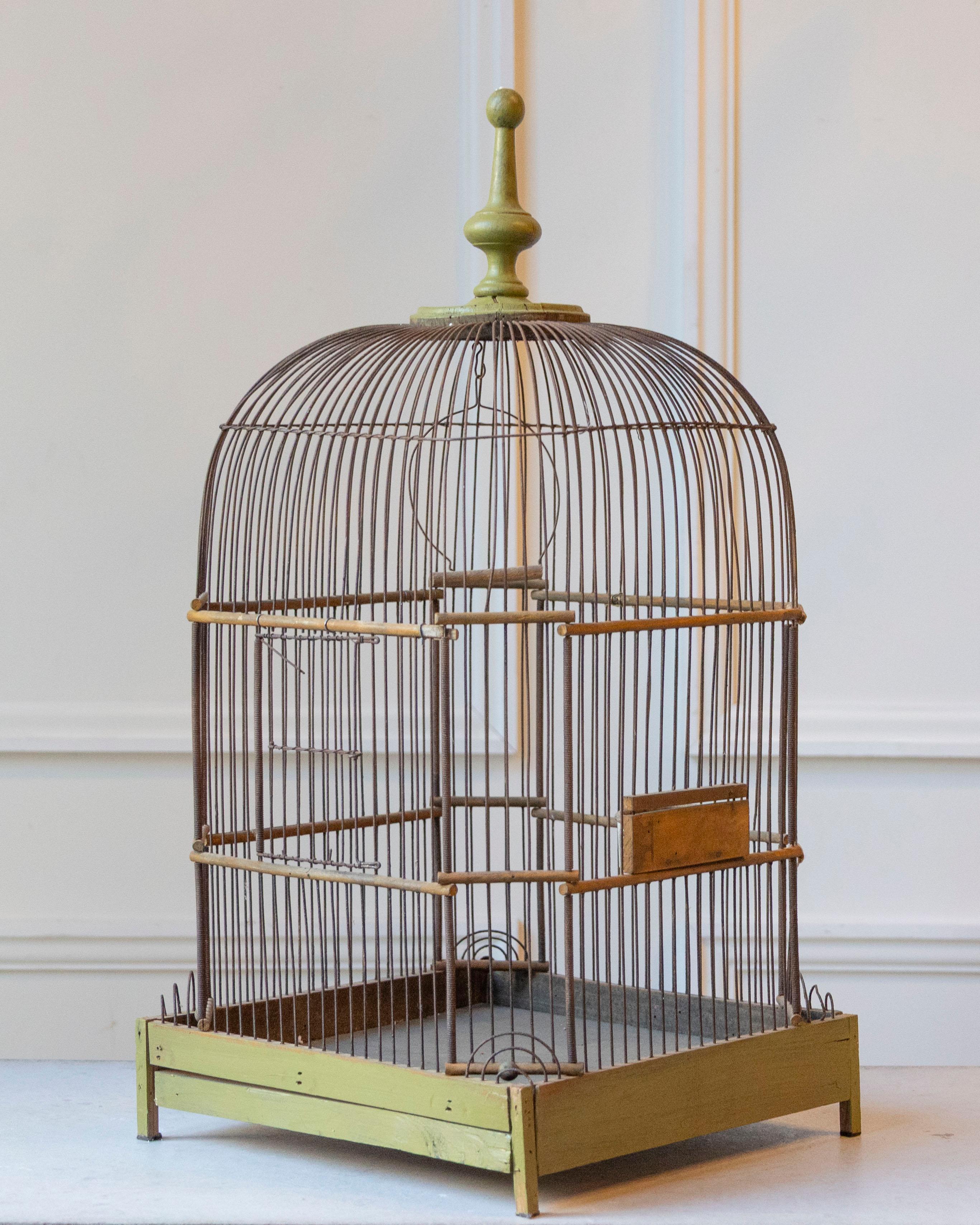 Gabbia per uccelli in legno dipinto di verde della fine del XIX secolo In condizioni buone in vendita a Atlanta, GA
