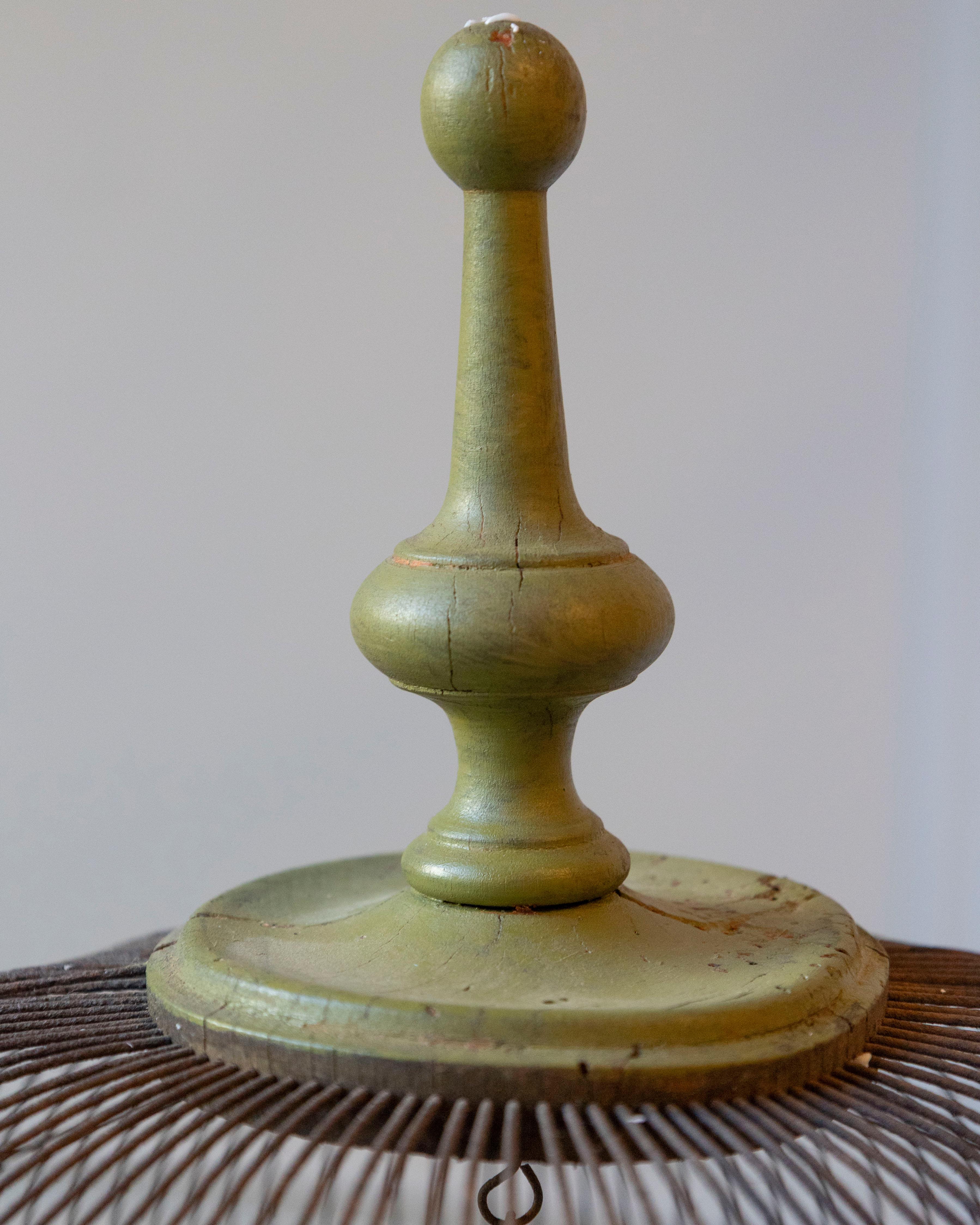 Gabbia per uccelli in legno dipinto di verde della fine del XIX secolo in vendita 2