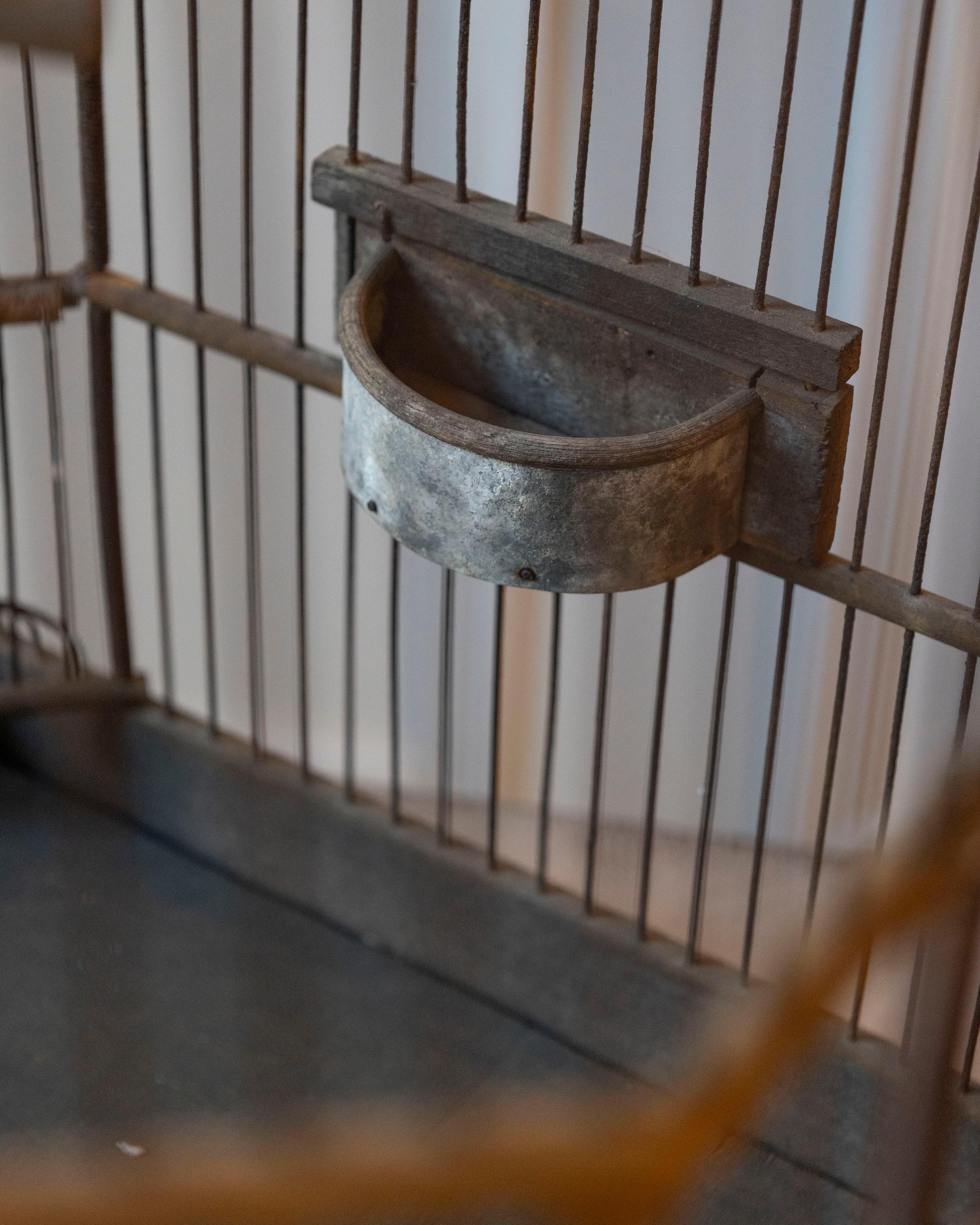 Gabbia per uccelli in legno dipinto di verde della fine del XIX secolo in vendita 3