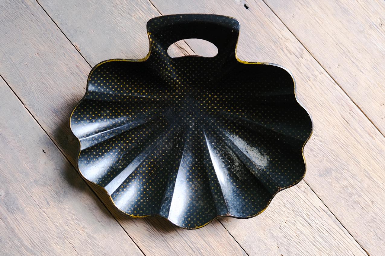 An assortment of 19th century German papier-mâché black and gilt japanned crumb trays. 

The collection of decorative items comprises of three scalloped edged trays, two small oblong trays and two straight-edged scalloped edged crumb trays. All