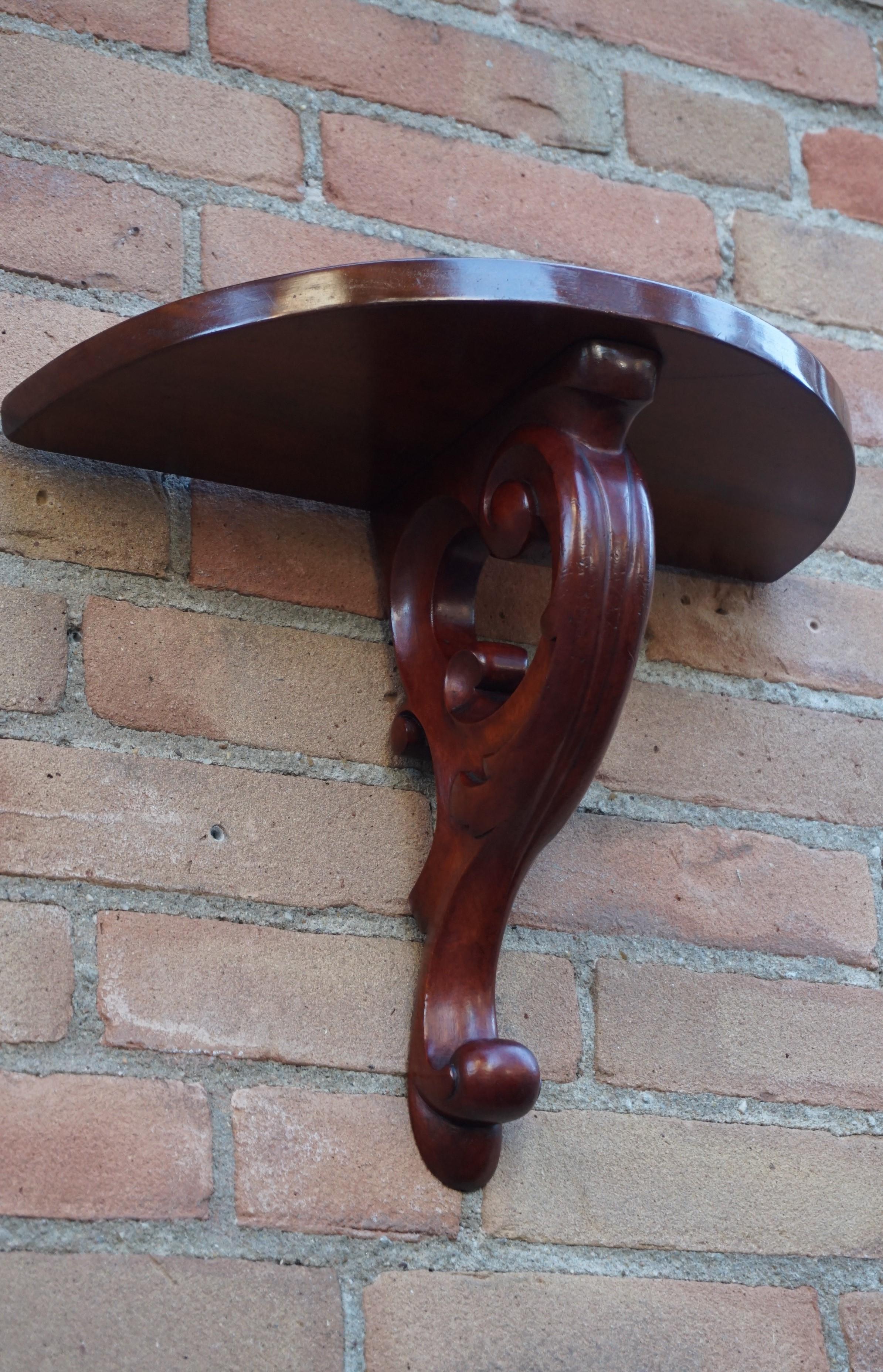 Striking little mahogany wall bracket.

The elegant shape, the wonderful patina and the practicality is what makes this rare and solid mahogany wall bracket both attractive and useful. Despite a slight discoloration of the top this antique is in