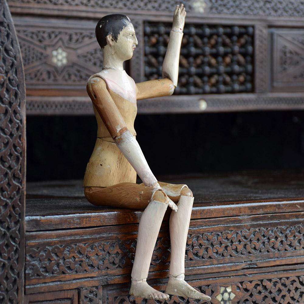 Nous sommes fiers d'offrir un exemple de canapé syrien sculpté à la main datant de la fin du 19e siècle. Il est orné de perles sculptées et d'autres matériaux naturels, de motifs sectionnés et d'un texte sculpté à la main en position