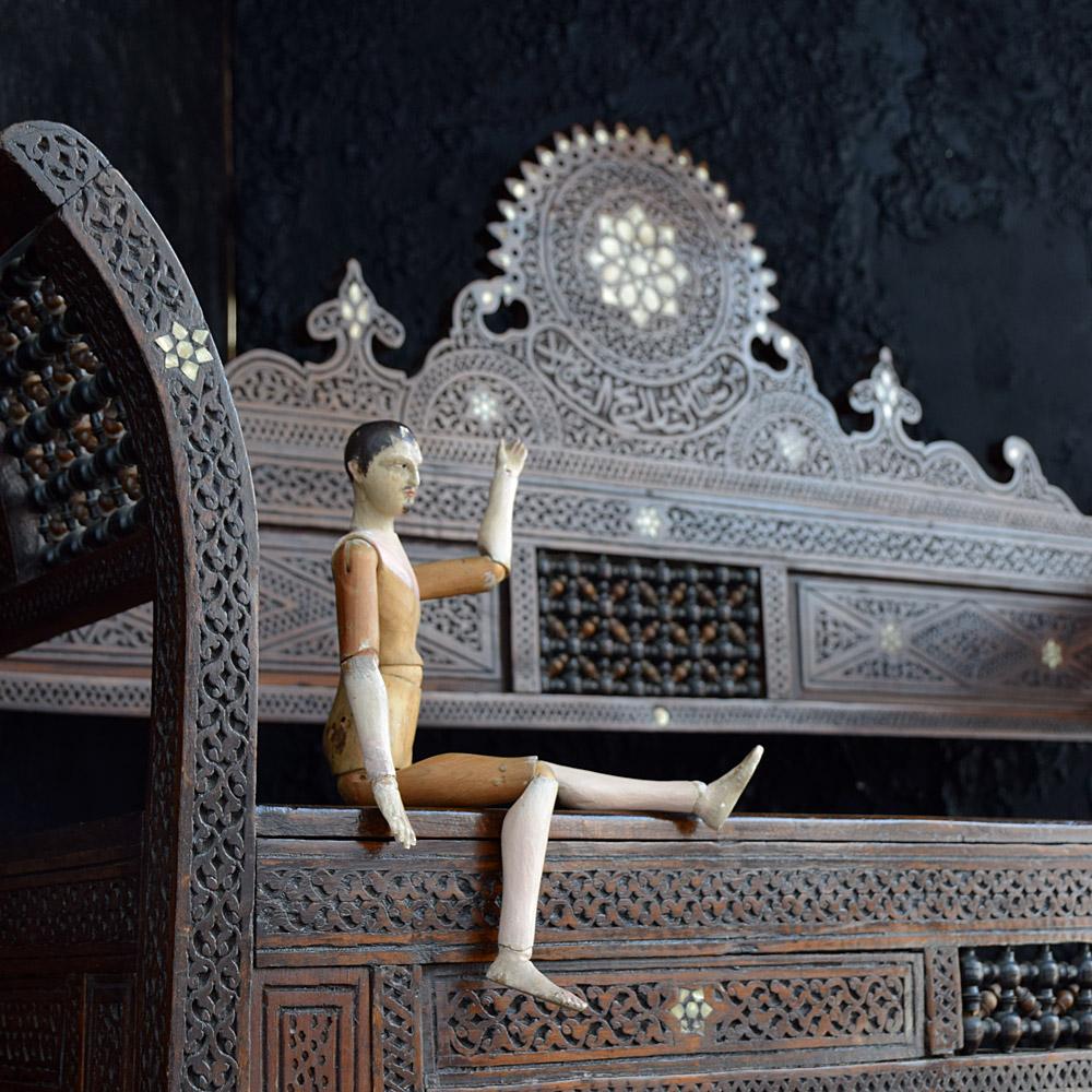 Handgeschnitzte syrische Couch des späten 19. (Spätes 19. Jahrhundert) im Angebot