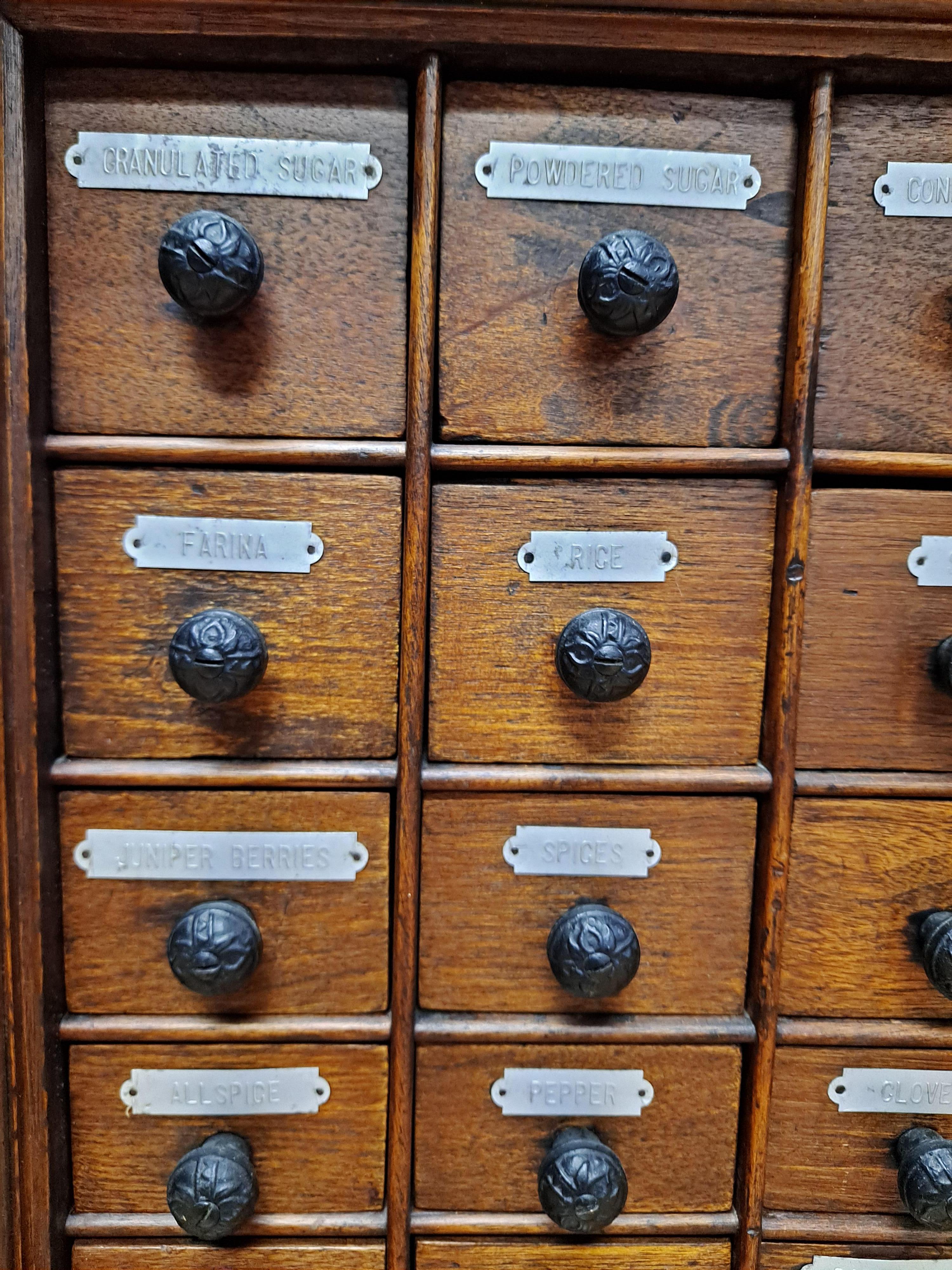 Spätes 19. Jahrhundert Hand geschnitzt Nussbaum Gewürzschrank im Zustand „Gut“ im Angebot in San Francisco, CA