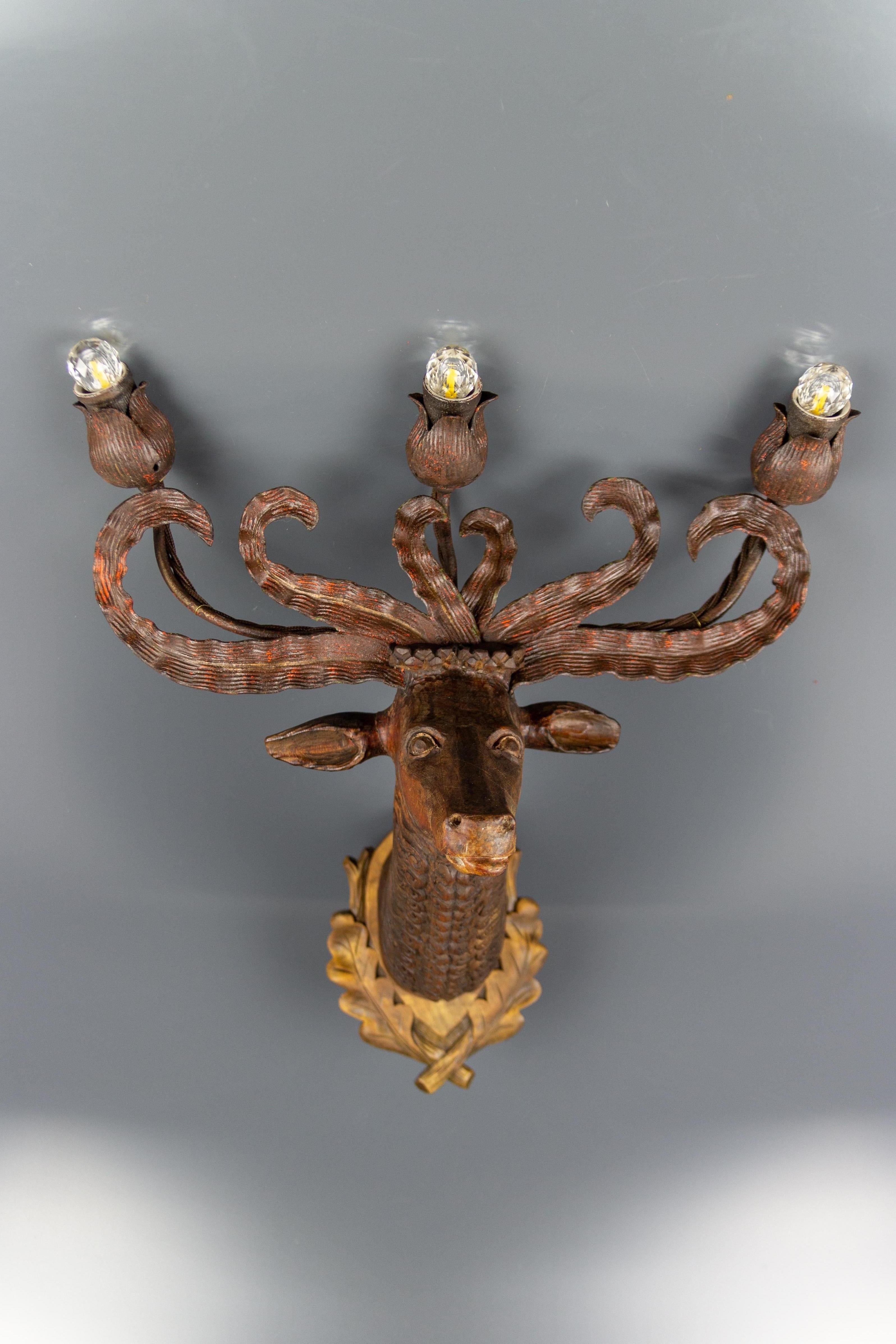 Late 19th Century Hand Carved Wooden Deer Head Three-Light Wall Lamp, Germany In Good Condition In Barntrup, DE