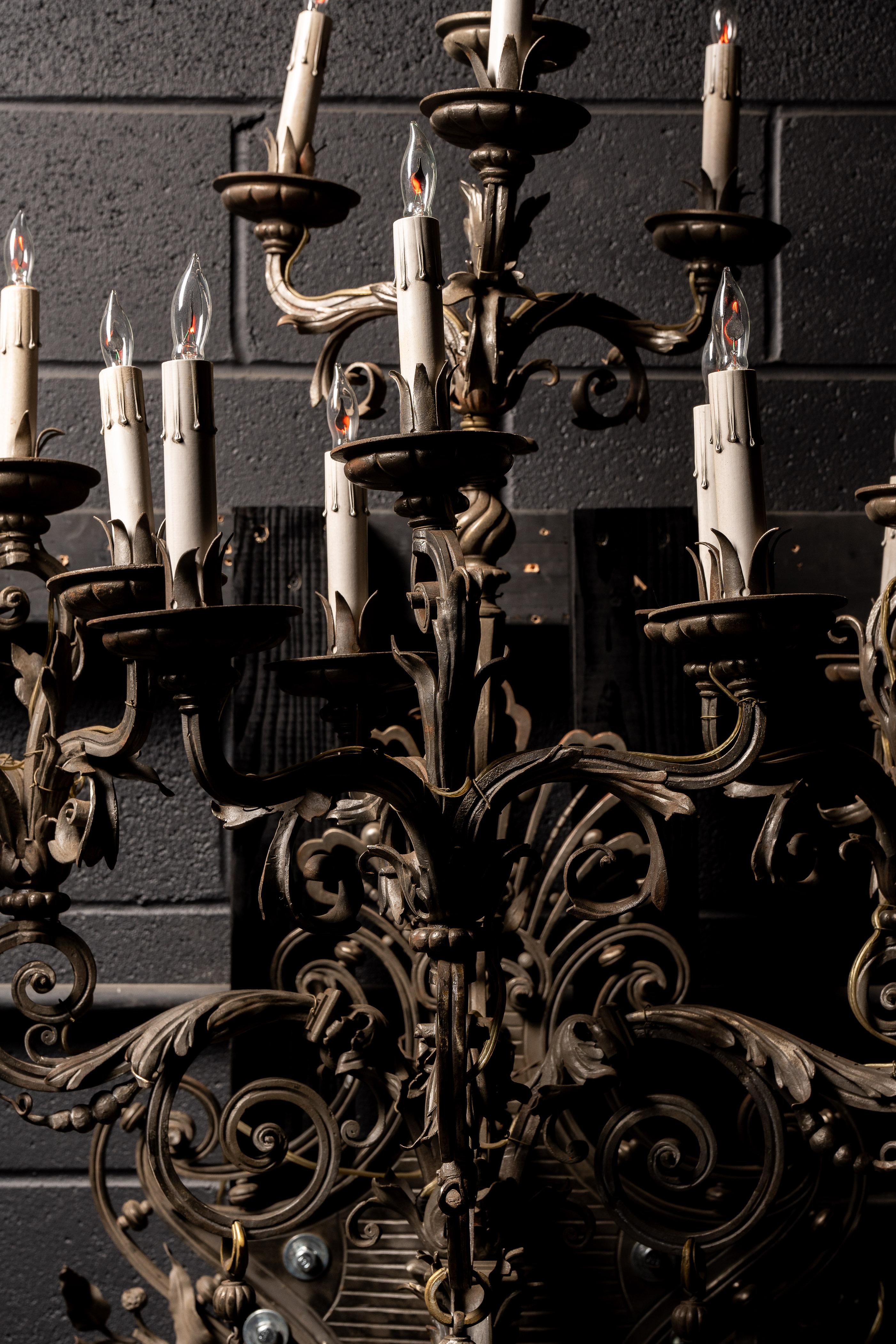 Chandelier mural gothique forgé à la main de la fin du 19e siècle en vente 3