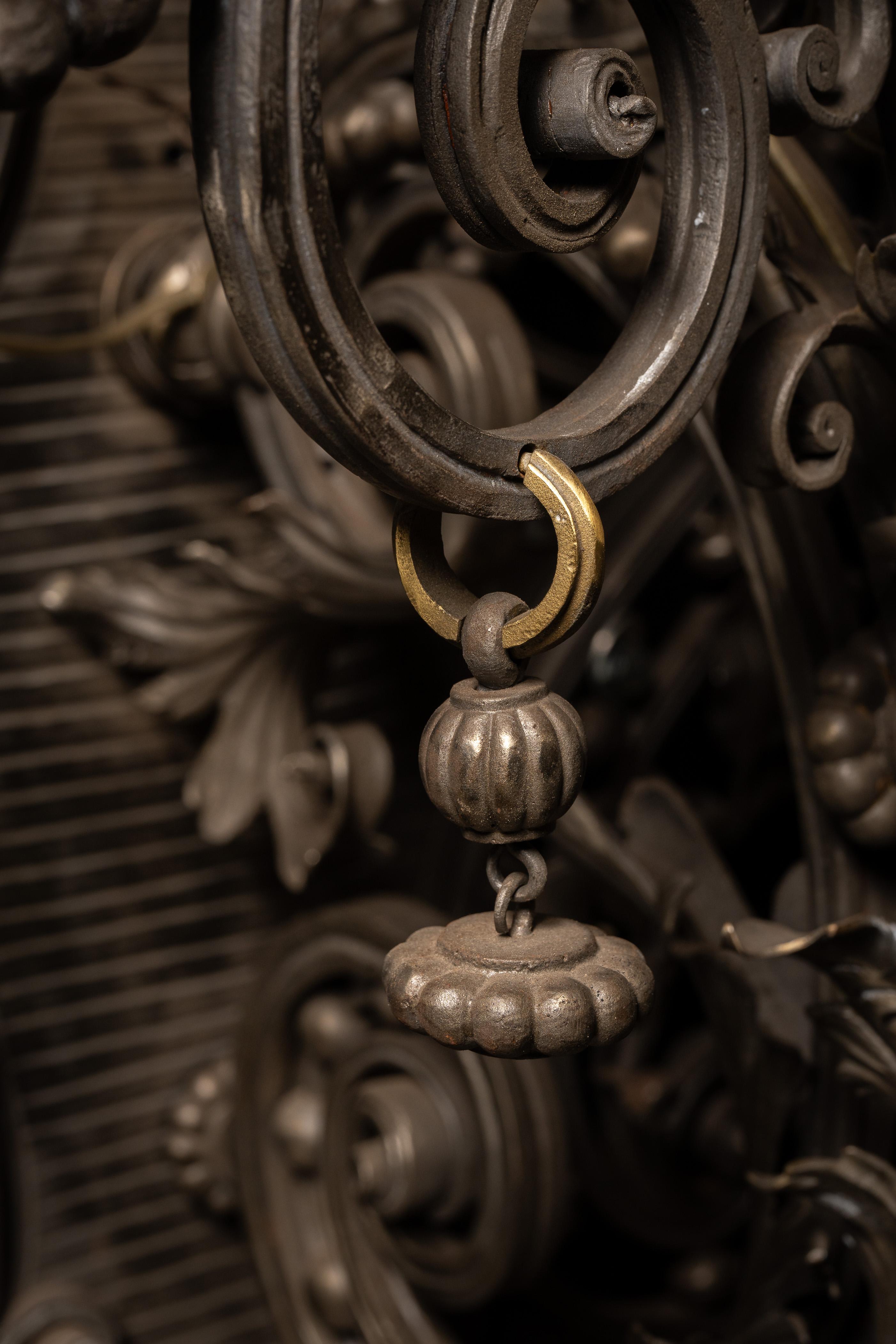 Américain Chandelier mural gothique forgé à la main de la fin du 19e siècle en vente
