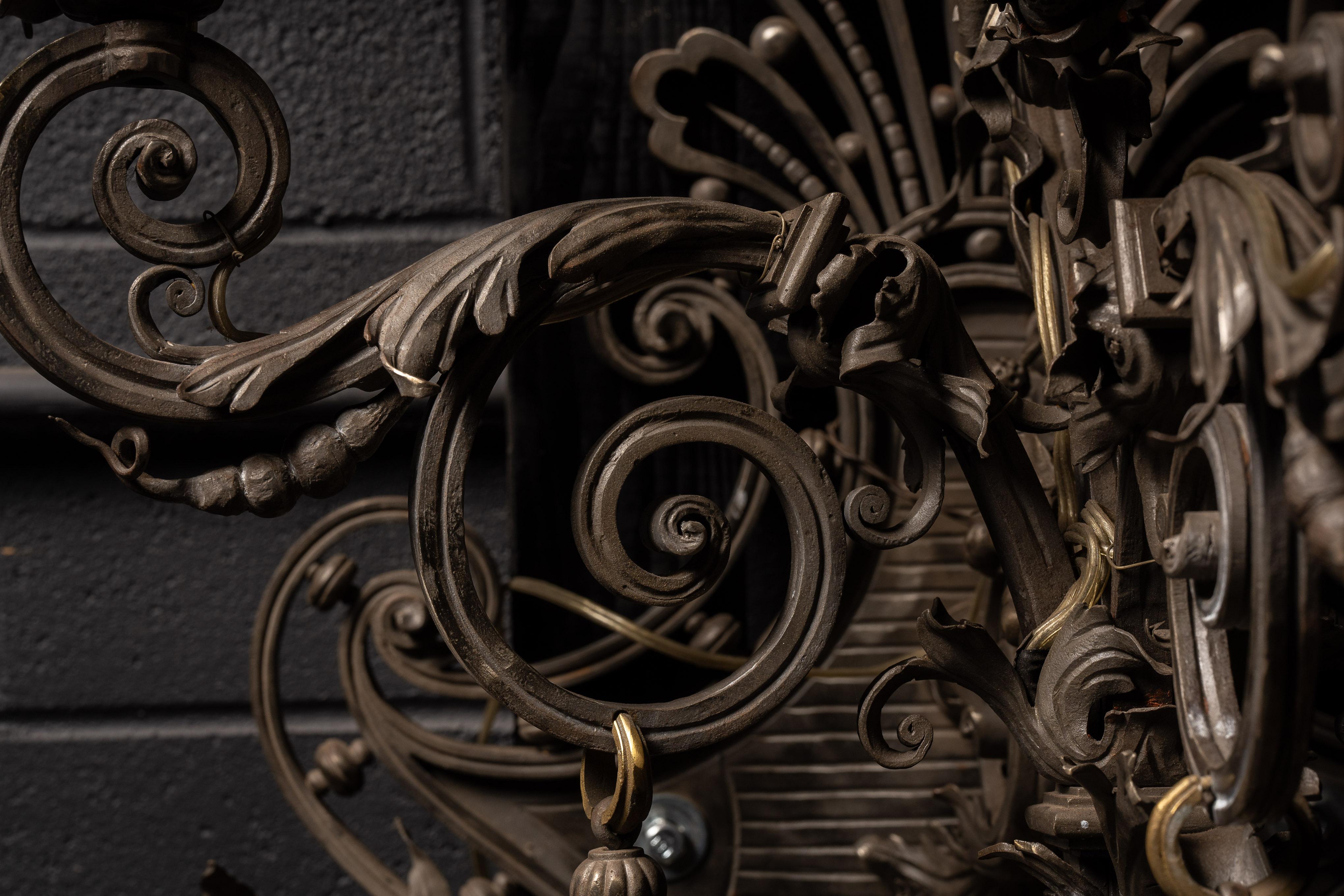 Chandelier mural gothique forgé à la main de la fin du 19e siècle en vente 2