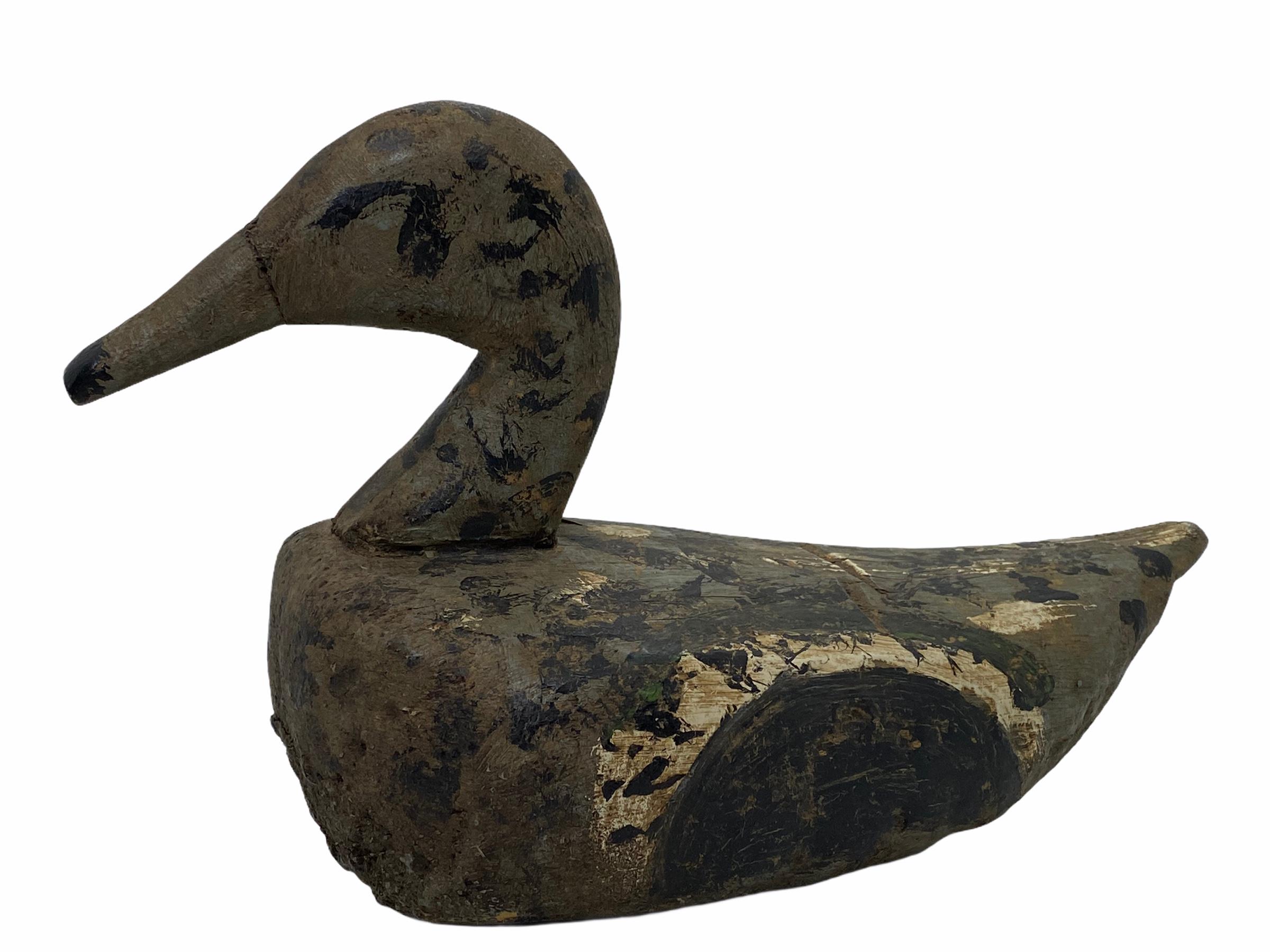 Diese handgeschnitzte und handbemalte Entenattrappe wurde in Deutschland bei einem Nachlassverkauf gefunden und ist perfekt für den Sammler. Die Farbe wurde von einem früheren Jäger gut genutzt und ist im Laufe der Zeit verblasst, obwohl die