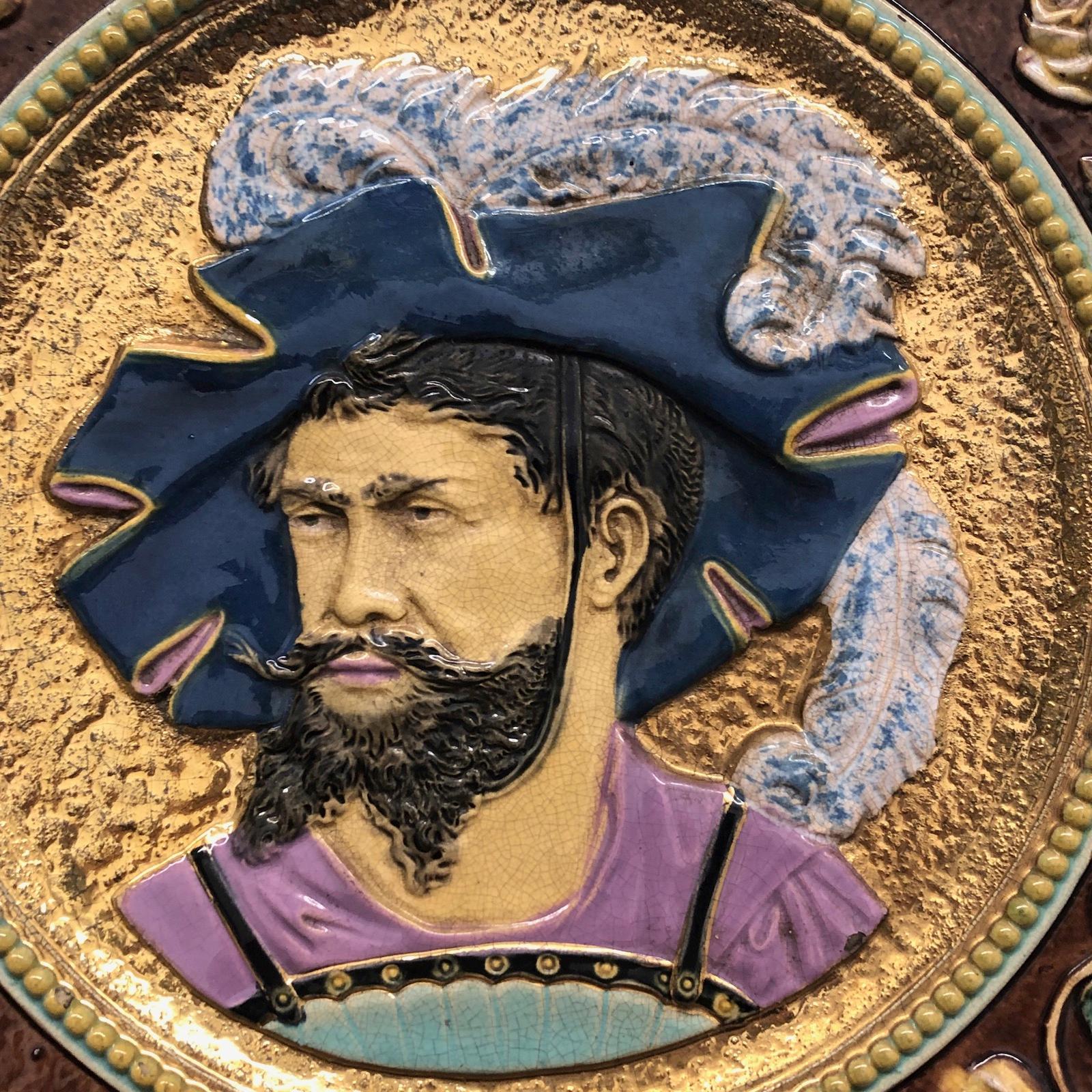 Plato de mayólica pintado a mano de finales del siglo XIX con retrato de noble alemán en venta 4