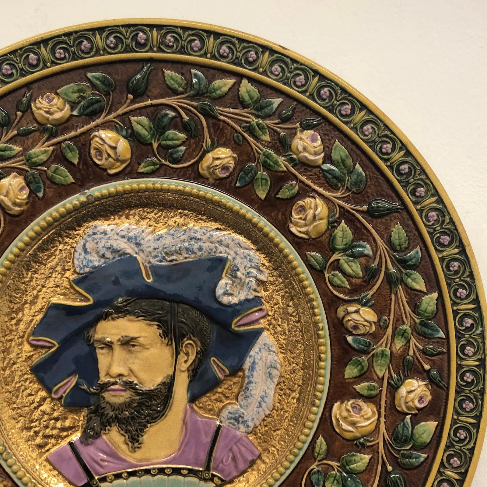 Plato de mayólica pintado a mano de finales del siglo XIX con retrato de noble alemán Porcelana en venta