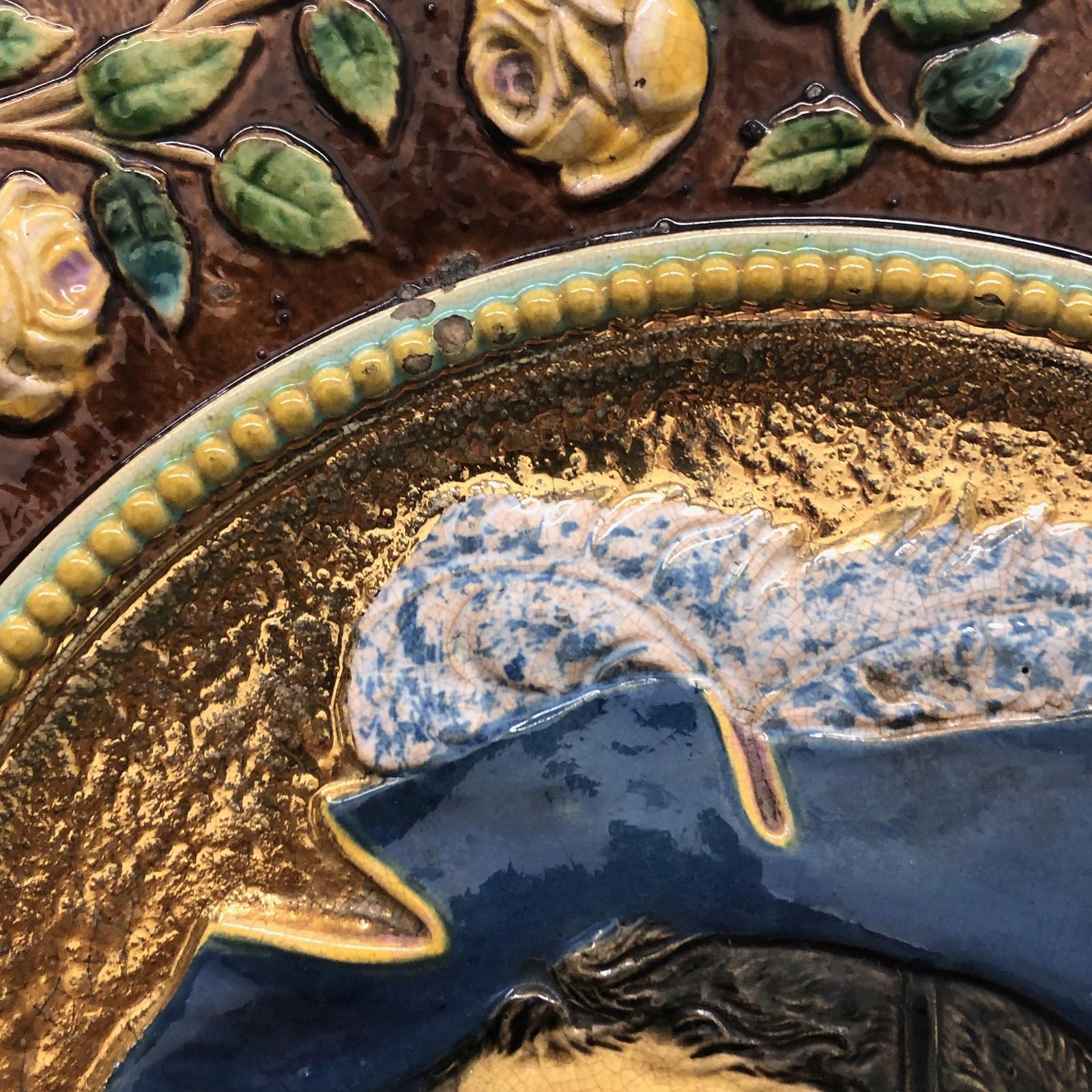 Plato de mayólica pintado a mano de finales del siglo XIX con retrato de noble alemán en venta 1