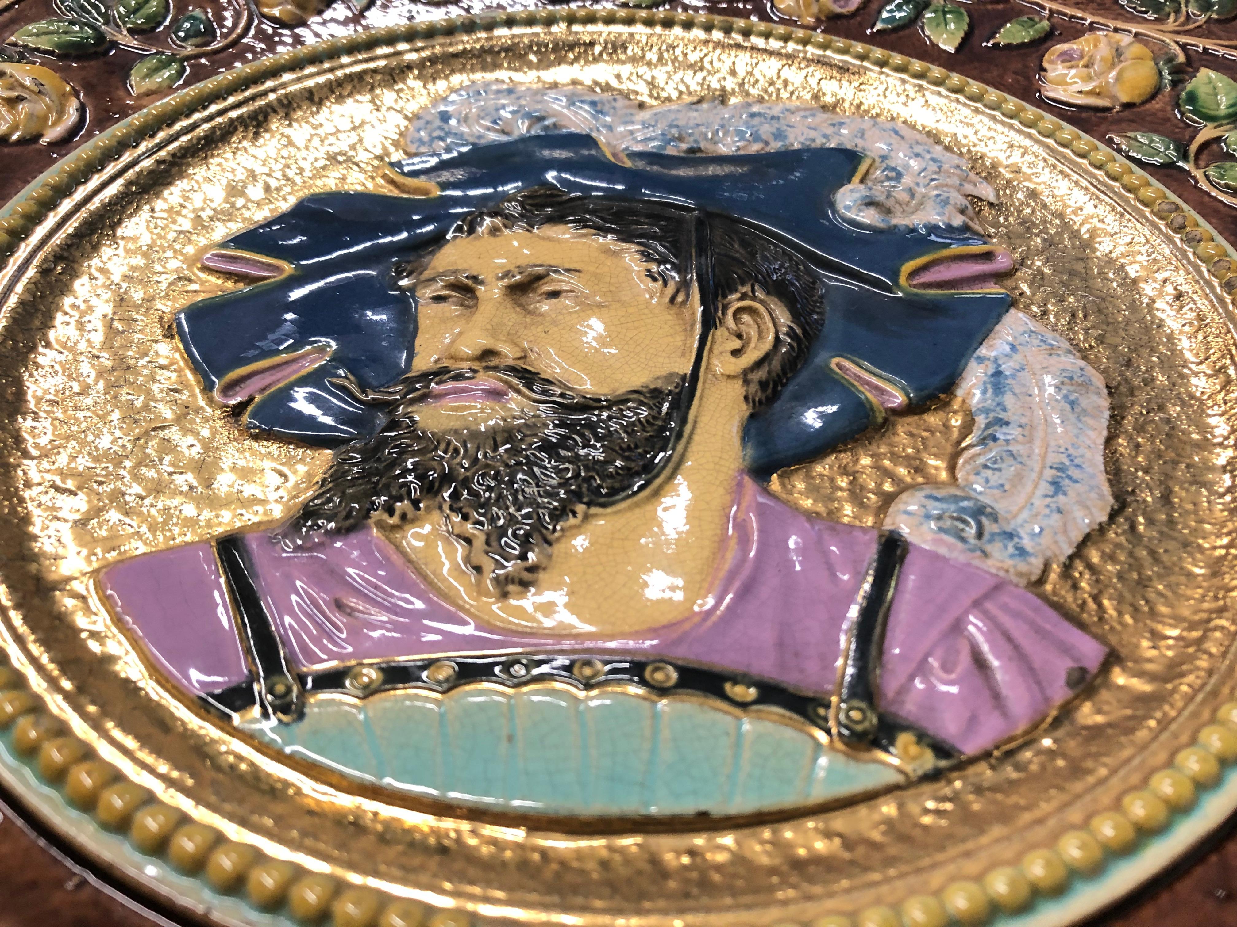 Plato de mayólica pintado a mano de finales del siglo XIX con retrato de noble alemán en venta 2