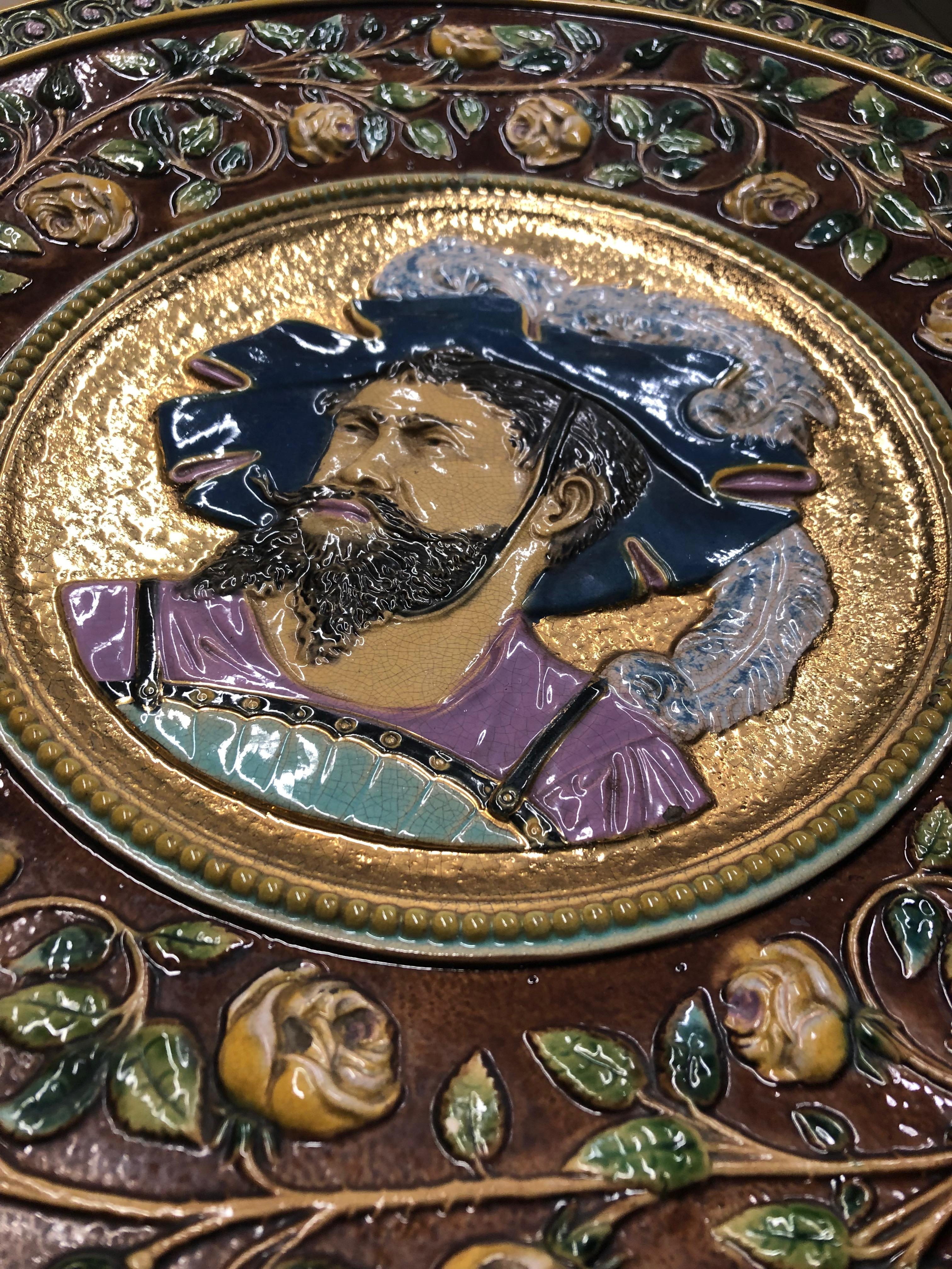 Plato de mayólica pintado a mano de finales del siglo XIX con retrato de noble alemán en venta 3