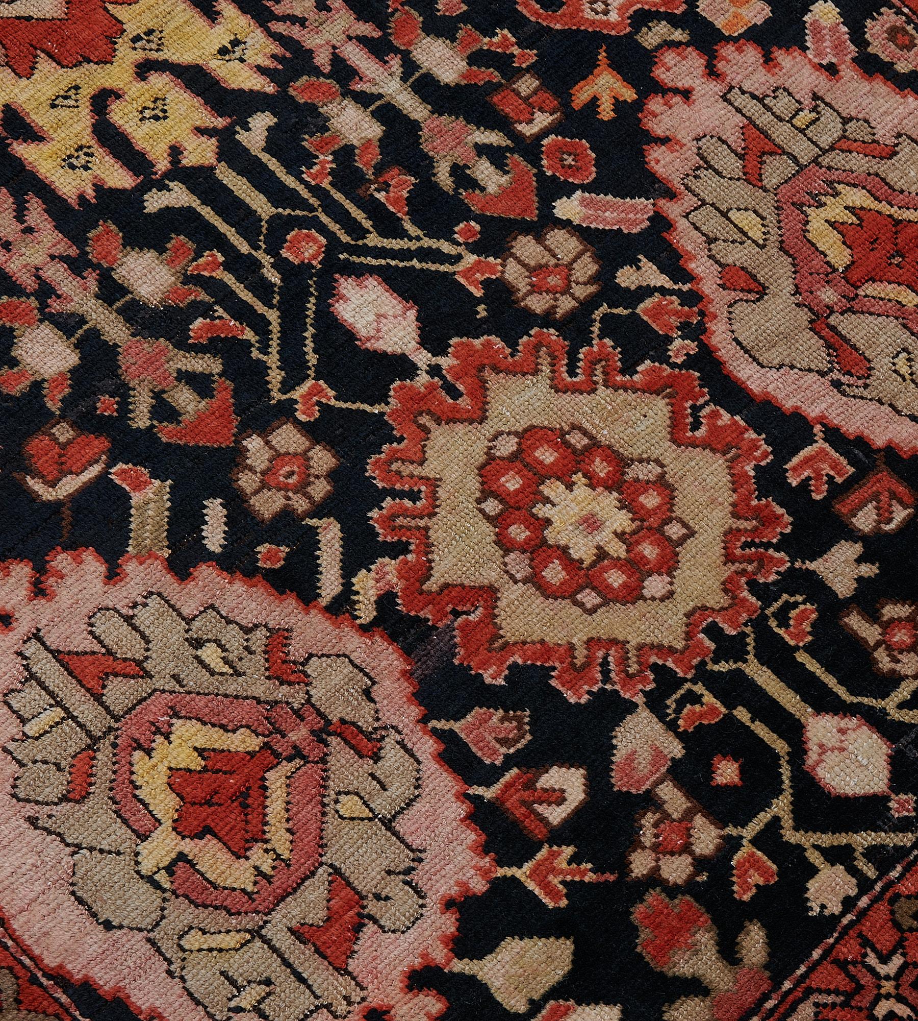 Fin du 19e siècle - Chemin de table antique tissé à la main à Karabagh Bon état - En vente à West Hollywood, CA