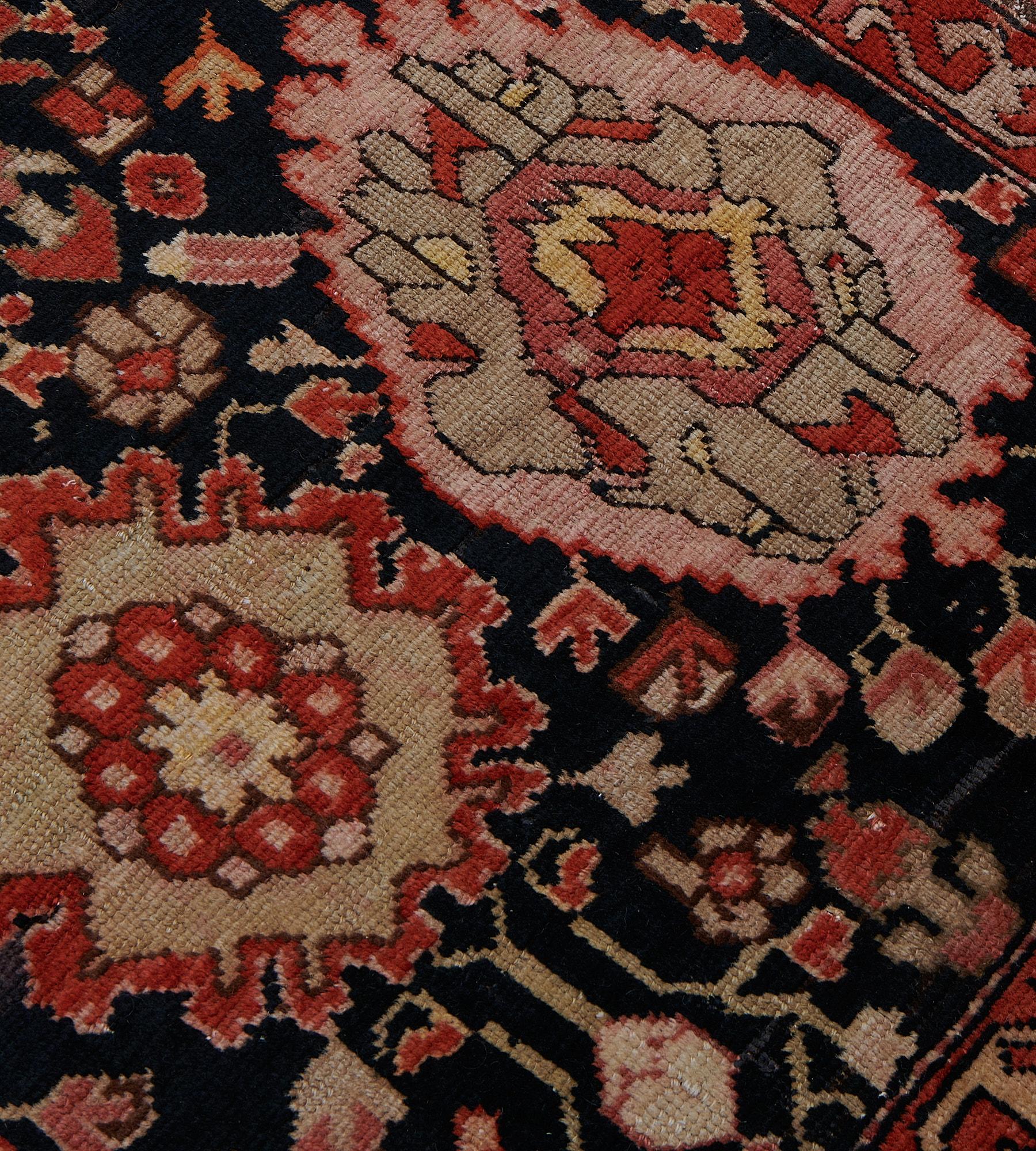 XIXe siècle Fin du 19e siècle - Chemin de table antique tissé à la main à Karabagh en vente