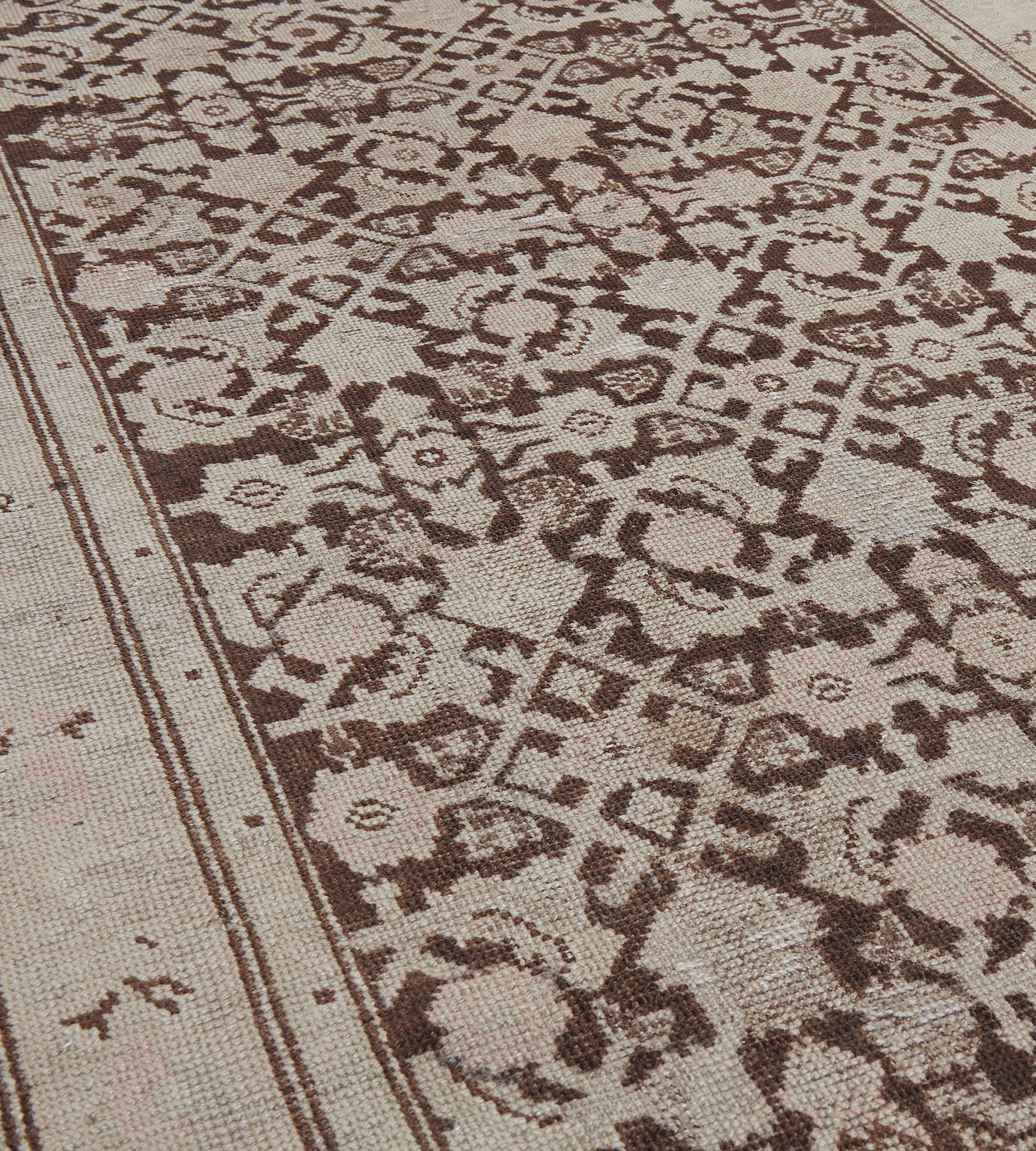 Dieser traditionelle handgewebte persische Karabagh-Teppich hat ein tief schokoladenbraunes Feld mit einem cremefarbenen Herati-Muster in einer stilisierten Blumenrankenbordüre, dazwischen Rankenstreifen und einfarbige äußere Tabaklinienstreifen.