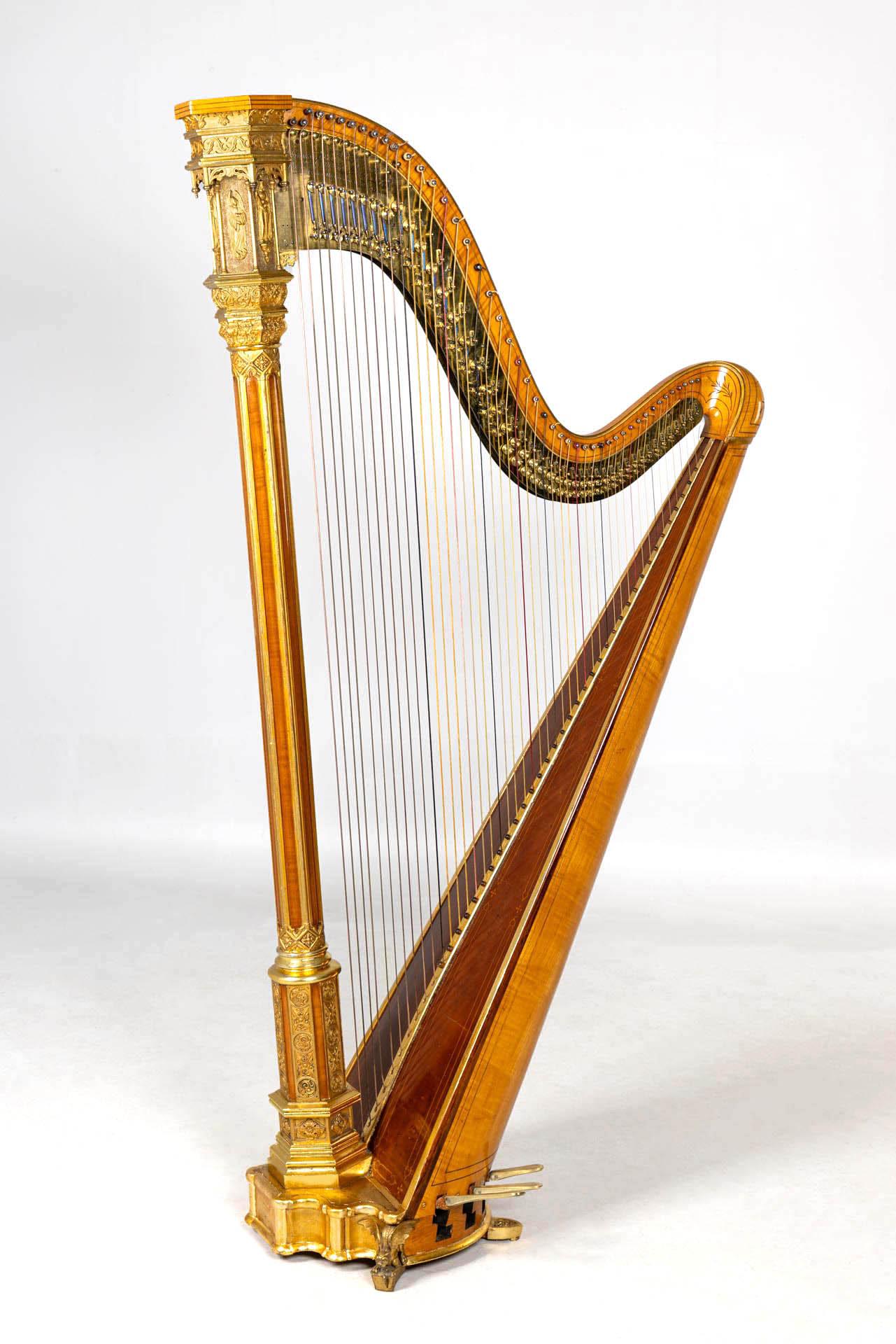 Harpe ancienne à double pédale Erard

Londres
Bois, laiton, stuc
fabriqué en 1897

Dimensions : H x L x P : 178 x 92 x 48 cm

Description :
Harpe ancienne de style néo-gothique de la manufacture Sebastian et Pierre Erard à Londres.

Bel instrument