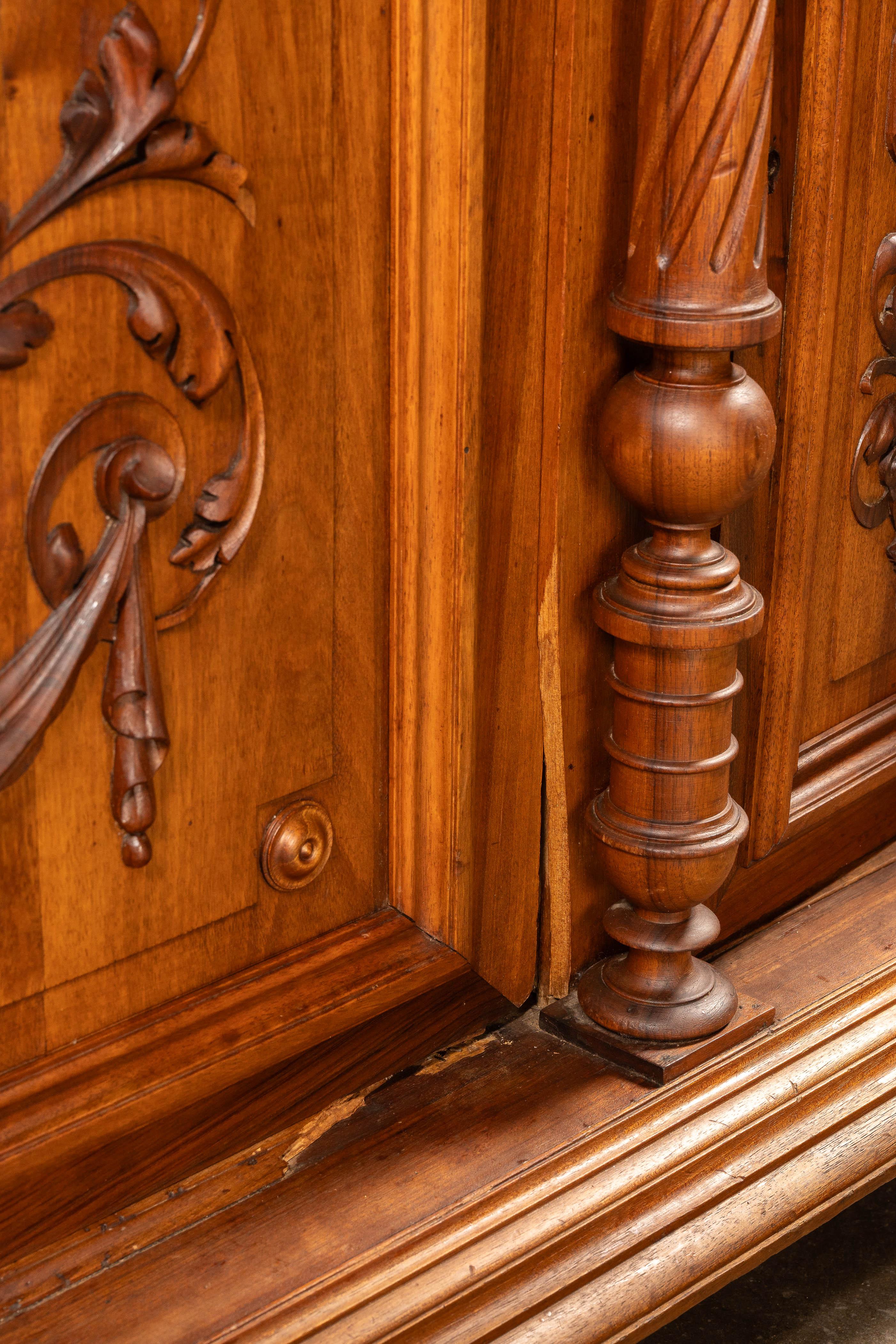 Conigliera in legno di noce Henry II della fine del XIX secolo in vendita 4