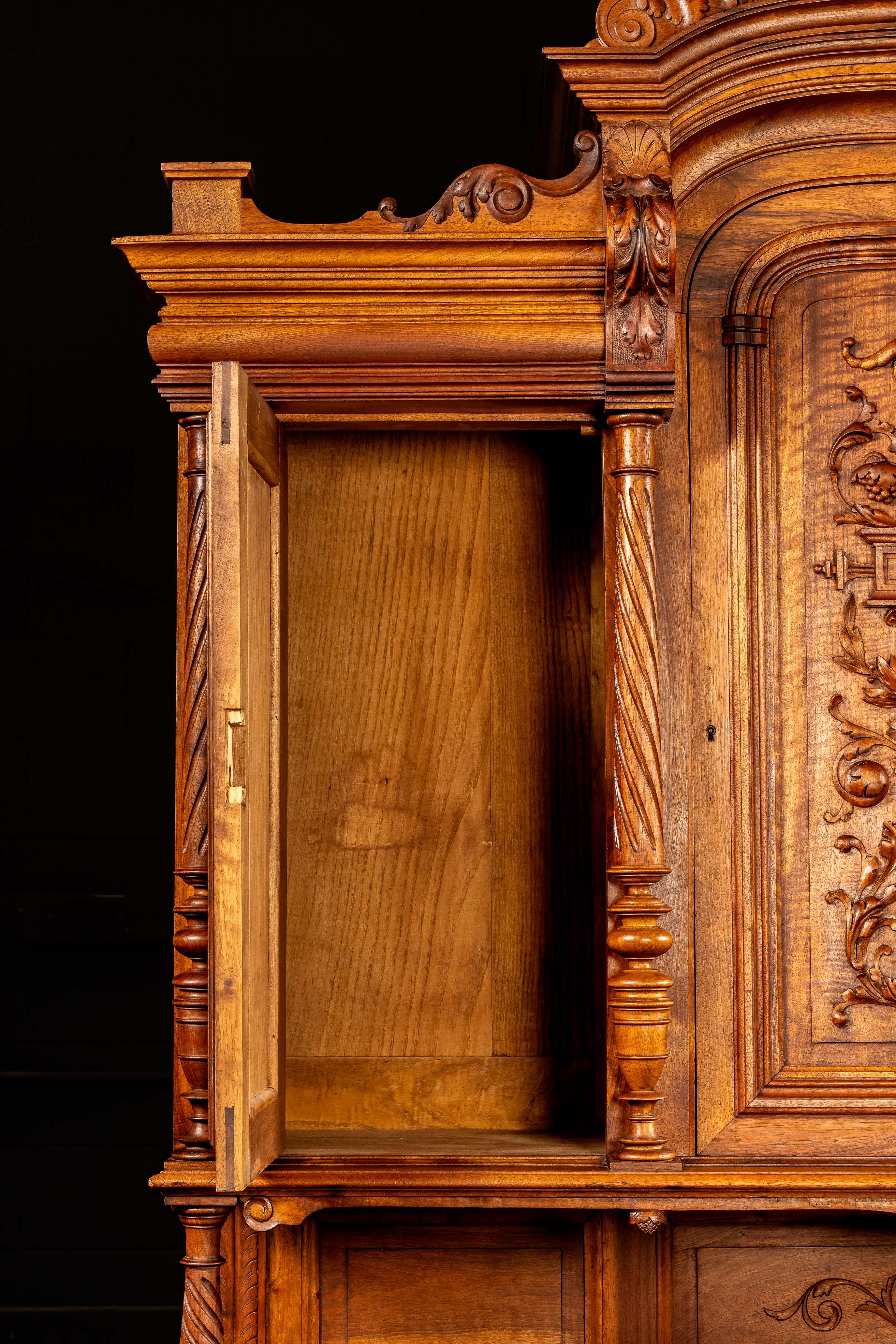 Conigliera in legno di noce Henry II della fine del XIX secolo in vendita 7