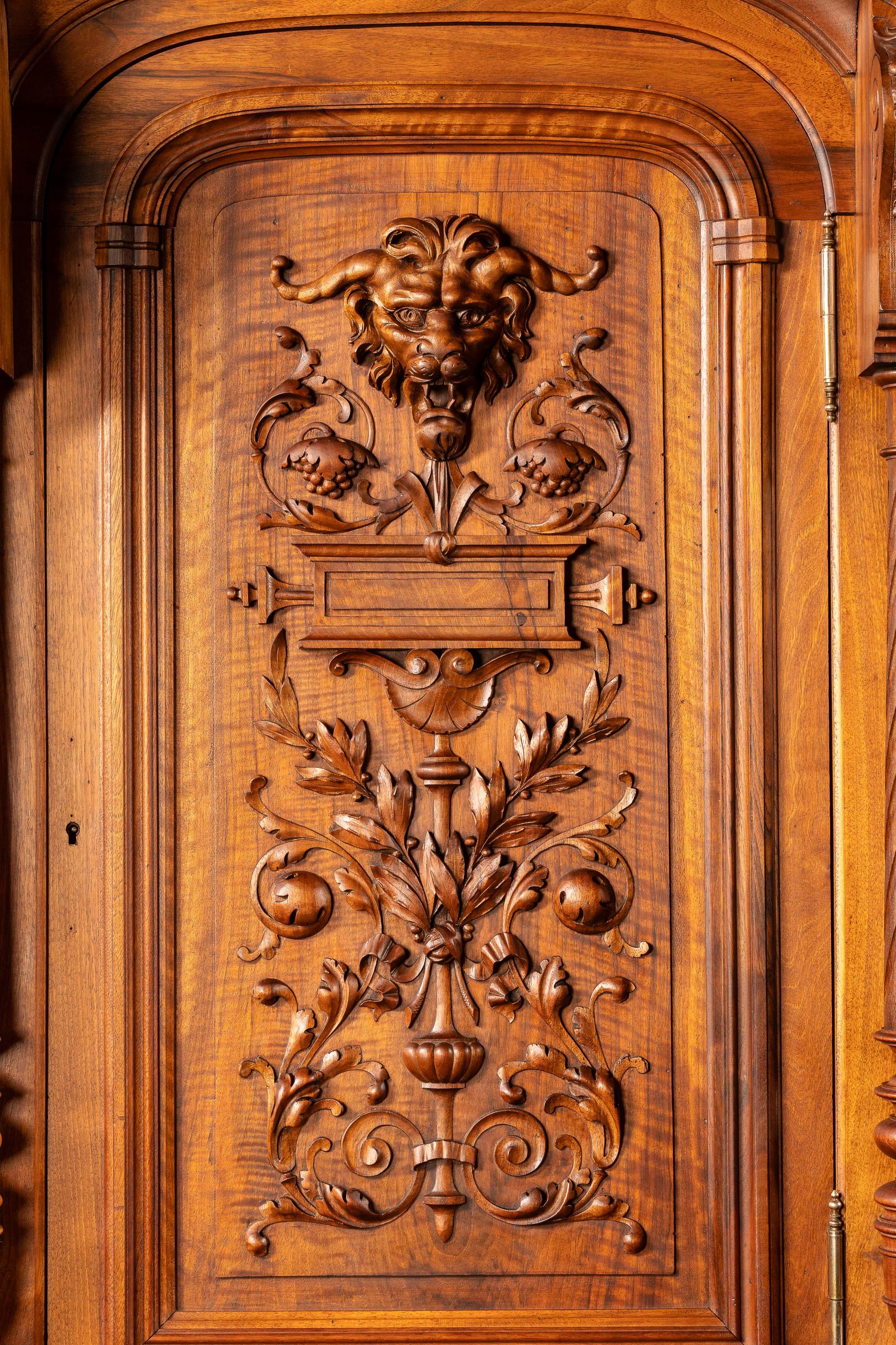 Conigliera in legno di noce Henry II della fine del XIX secolo in vendita 6