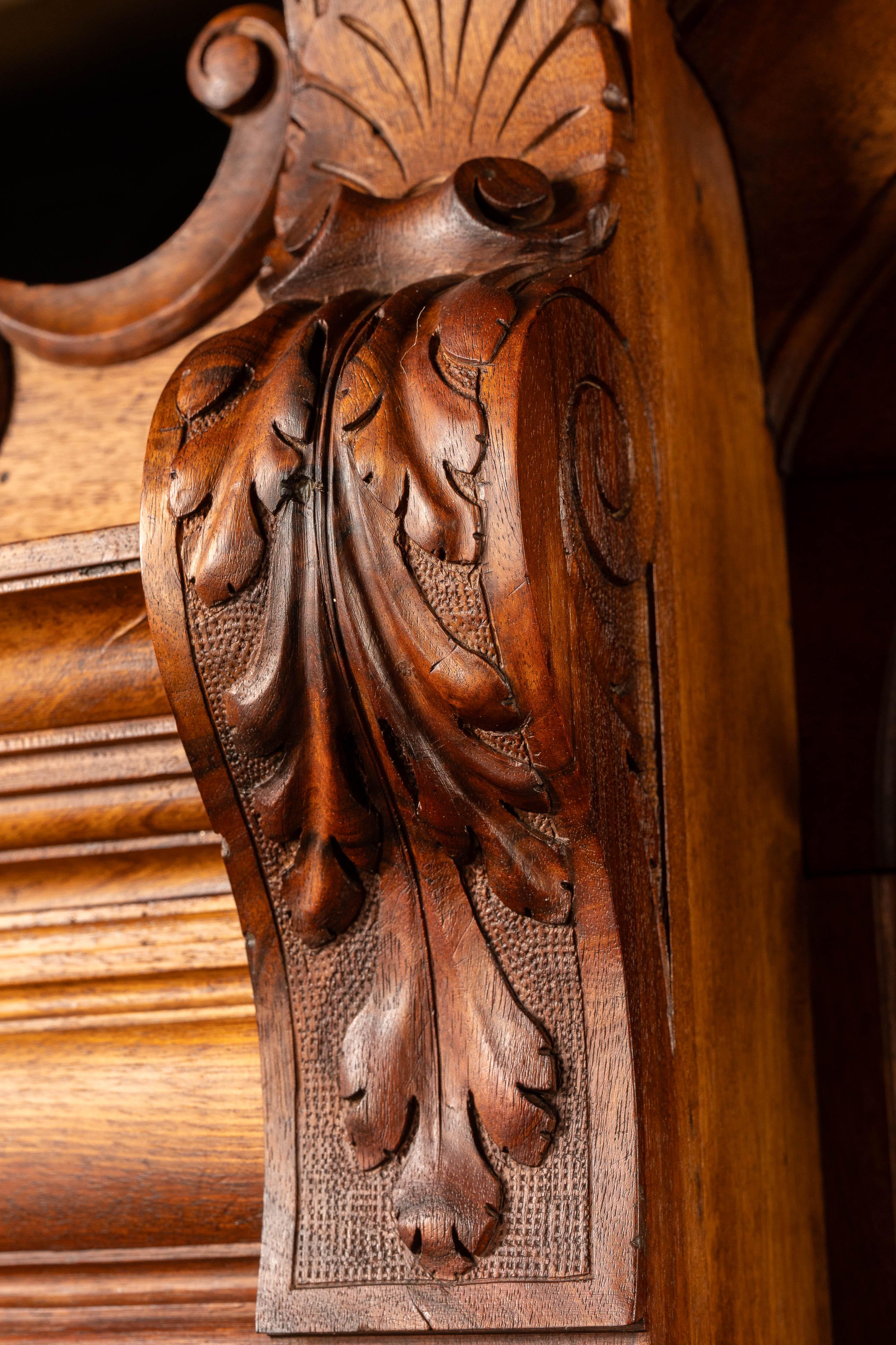 Conigliera in legno di noce Henry II della fine del XIX secolo in vendita 8