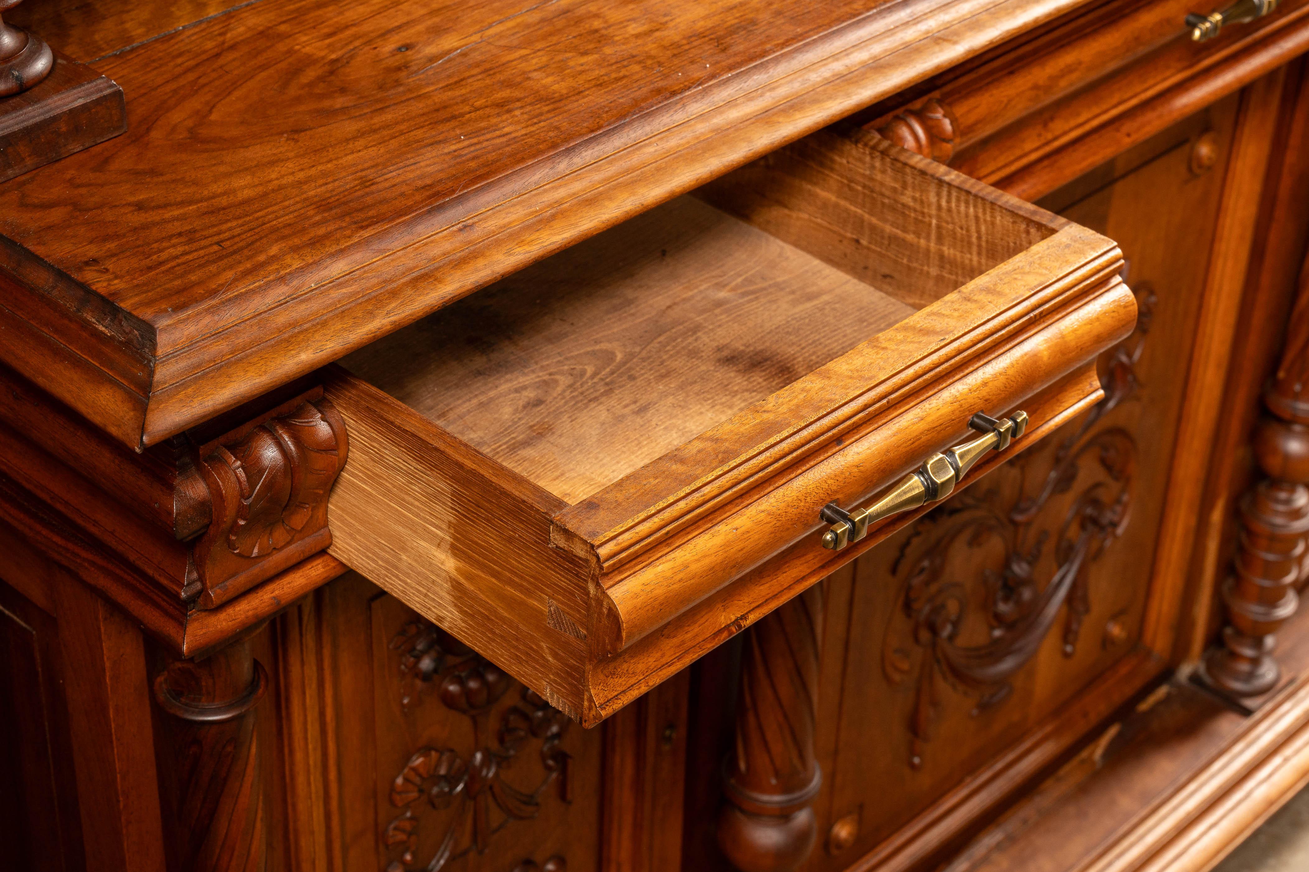 Conigliera in legno di noce Henry II della fine del XIX secolo in vendita 10