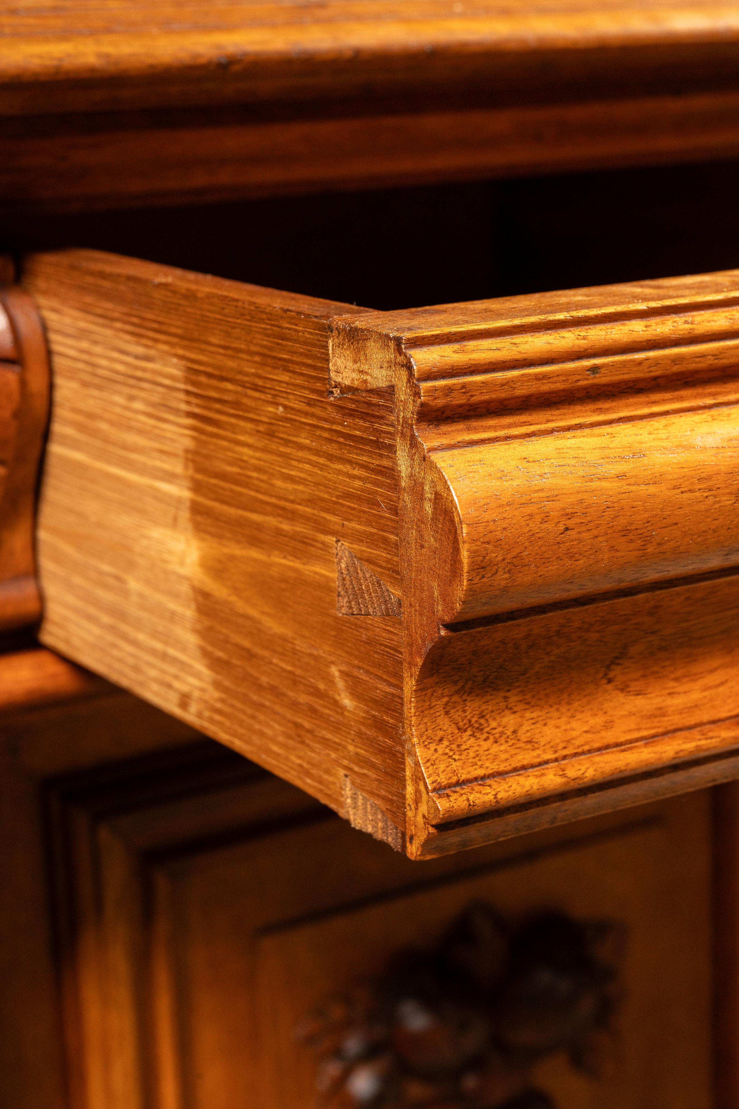 Conigliera in legno di noce Henry II della fine del XIX secolo in vendita 13