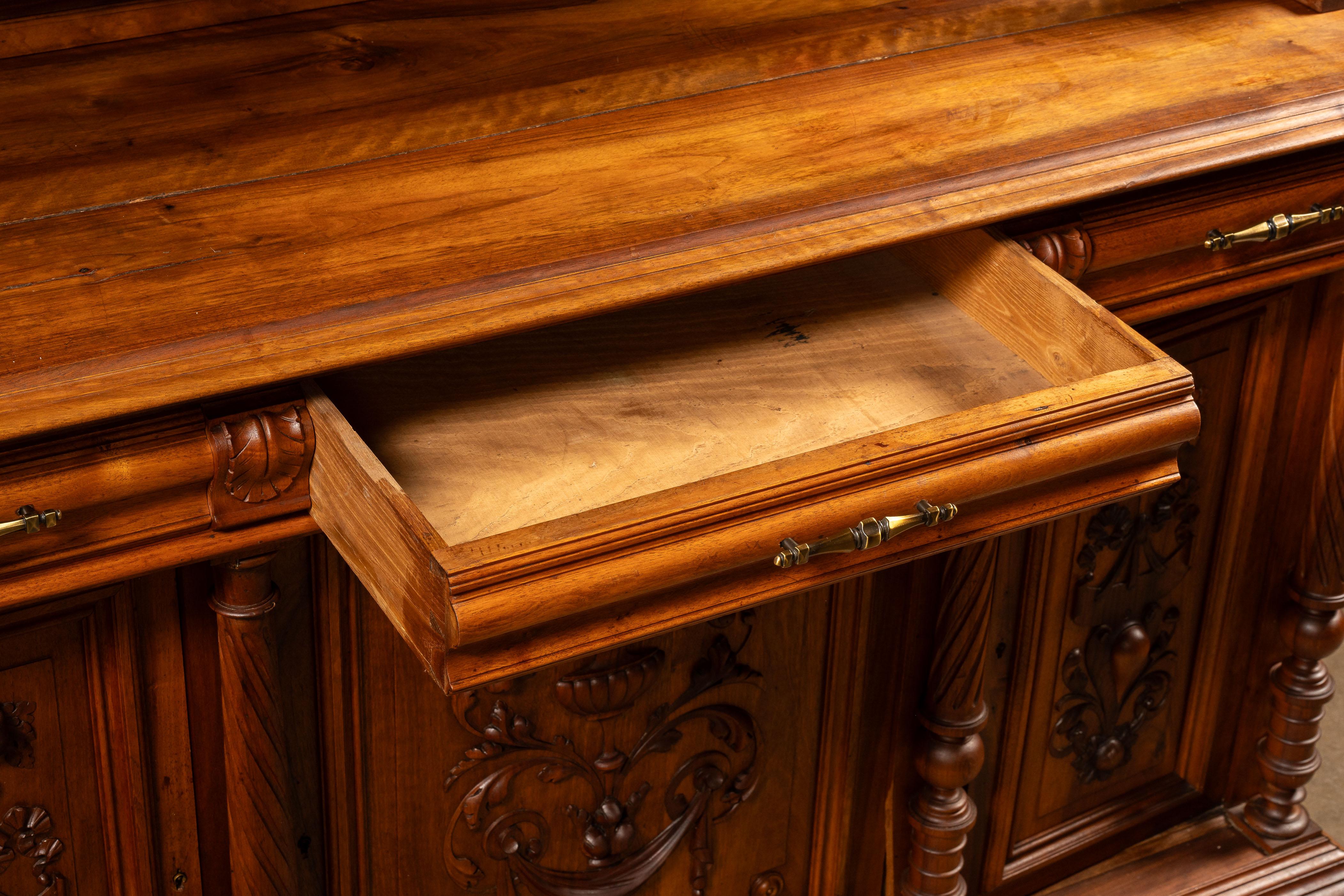 Conigliera in legno di noce Henry II della fine del XIX secolo in vendita 12
