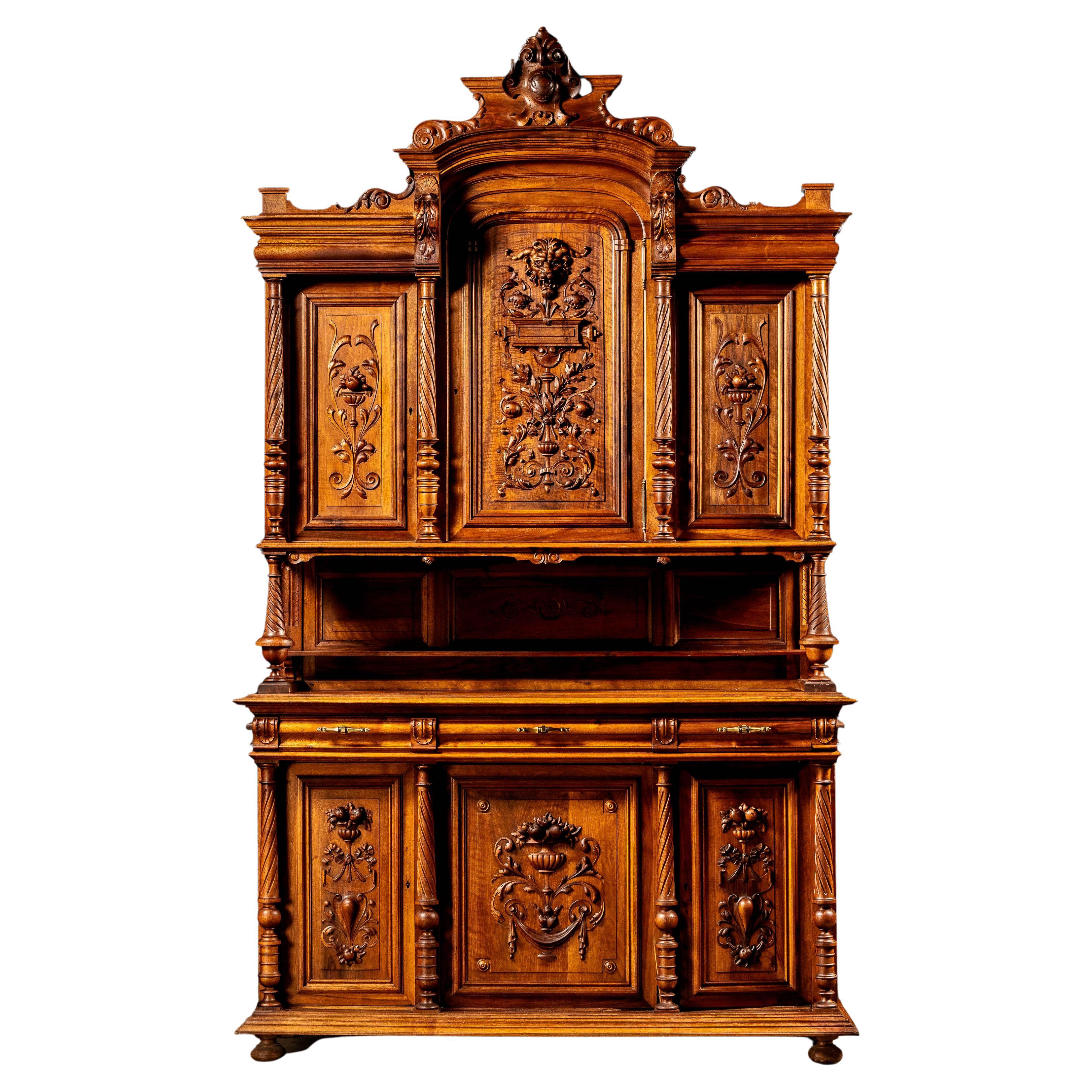 c. 1880s-1890s

Stravagante e intricata credenza rinascimentale francese in legno intagliato.

Questo pezzo massiccio è costruito in noce nello stile Enrico II, popolare nella Francia del XVI secolo, con un rinnovato interesse a metà e fine del XIX
