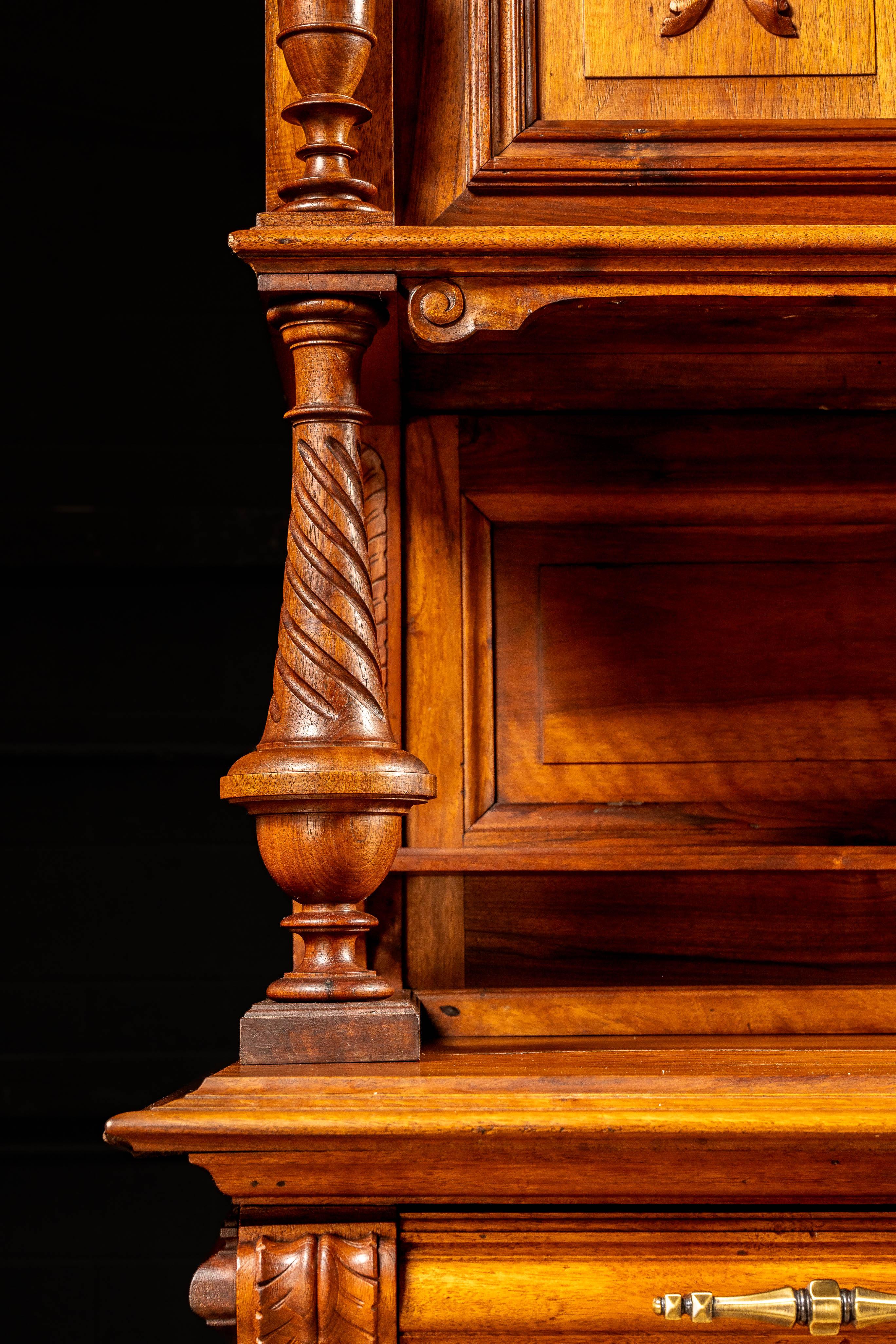 c. 1880s-1890s

Stravagante e intricata credenza rinascimentale francese in legno intagliato.

Questo pezzo massiccio è costruito in noce nello stile Enrico II, popolare nella Francia del XVI secolo, con un rinnovato interesse a metà e fine del XIX