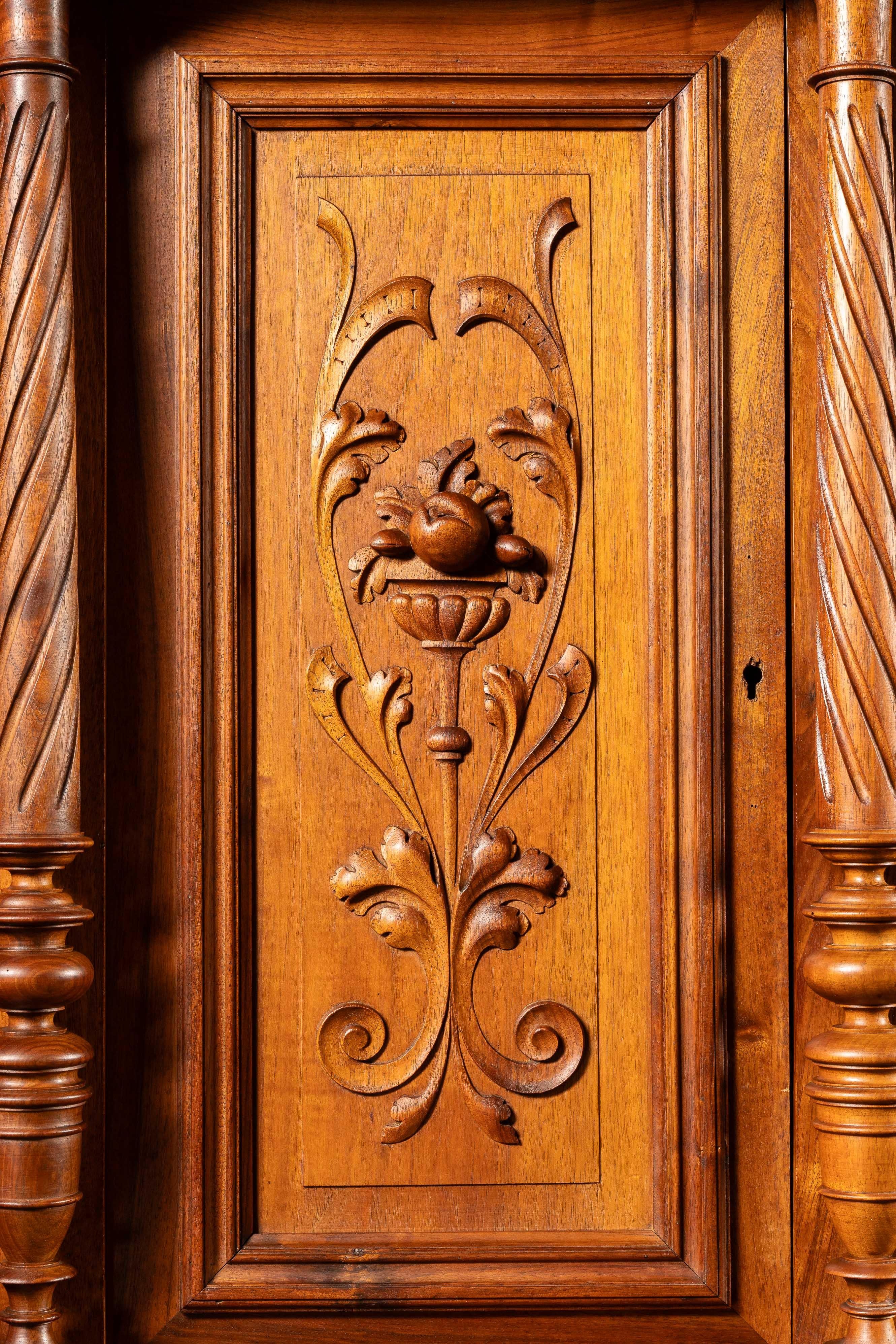 Conigliera in legno di noce Henry II della fine del XIX secolo In condizioni buone in vendita a Dekalb, IL