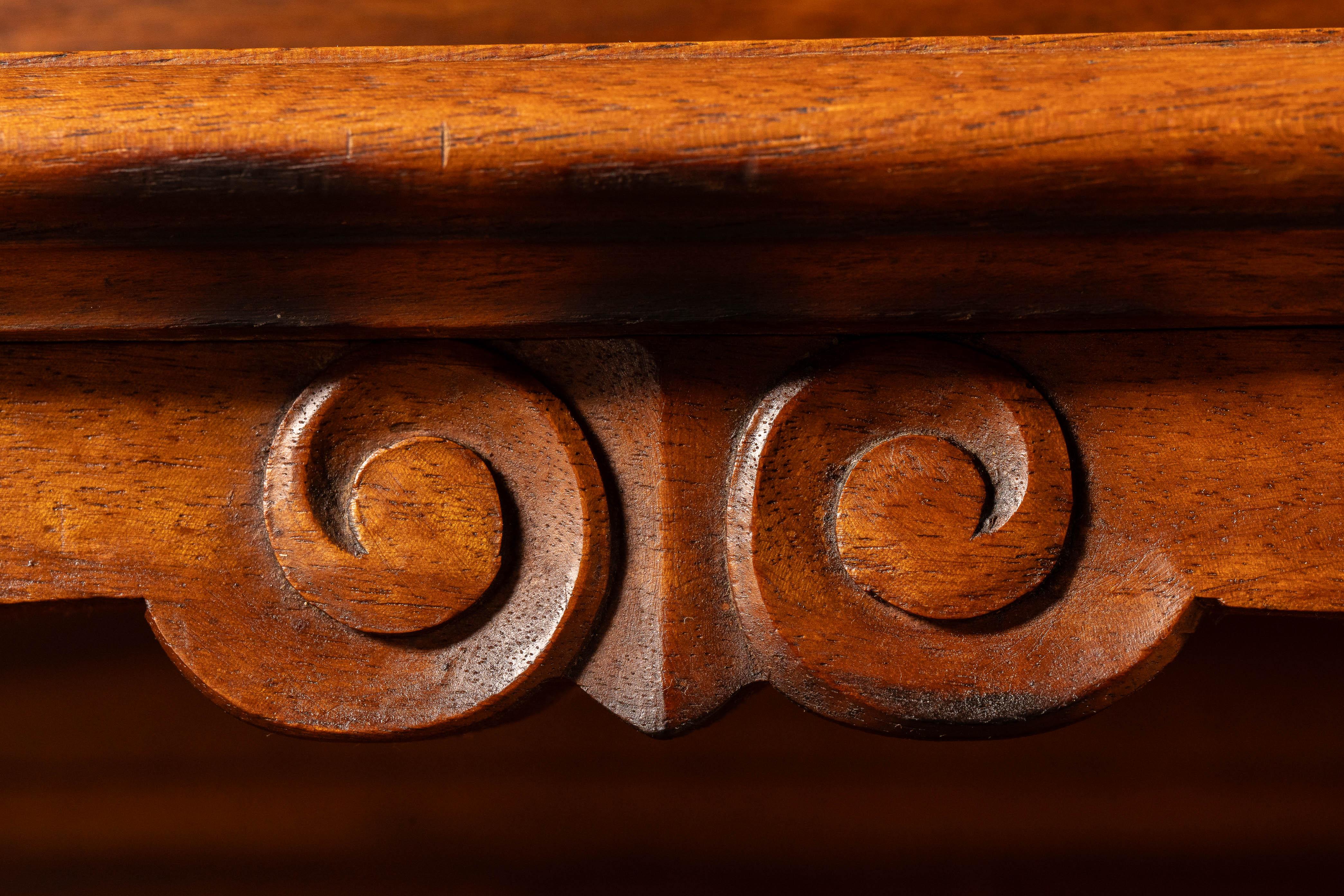 Conigliera in legno di noce Henry II della fine del XIX secolo in vendita 1