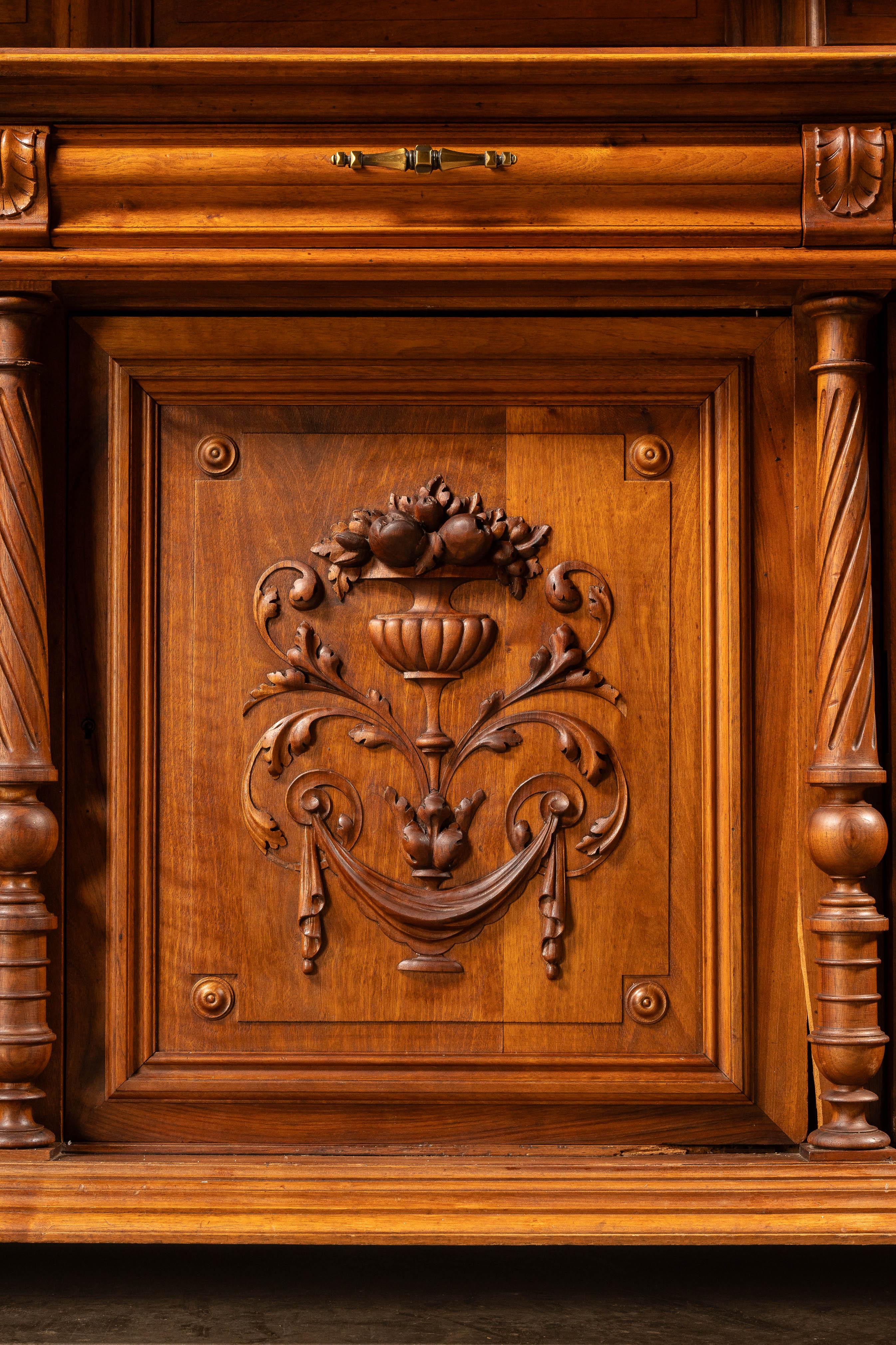 Conigliera in legno di noce Henry II della fine del XIX secolo in vendita 2