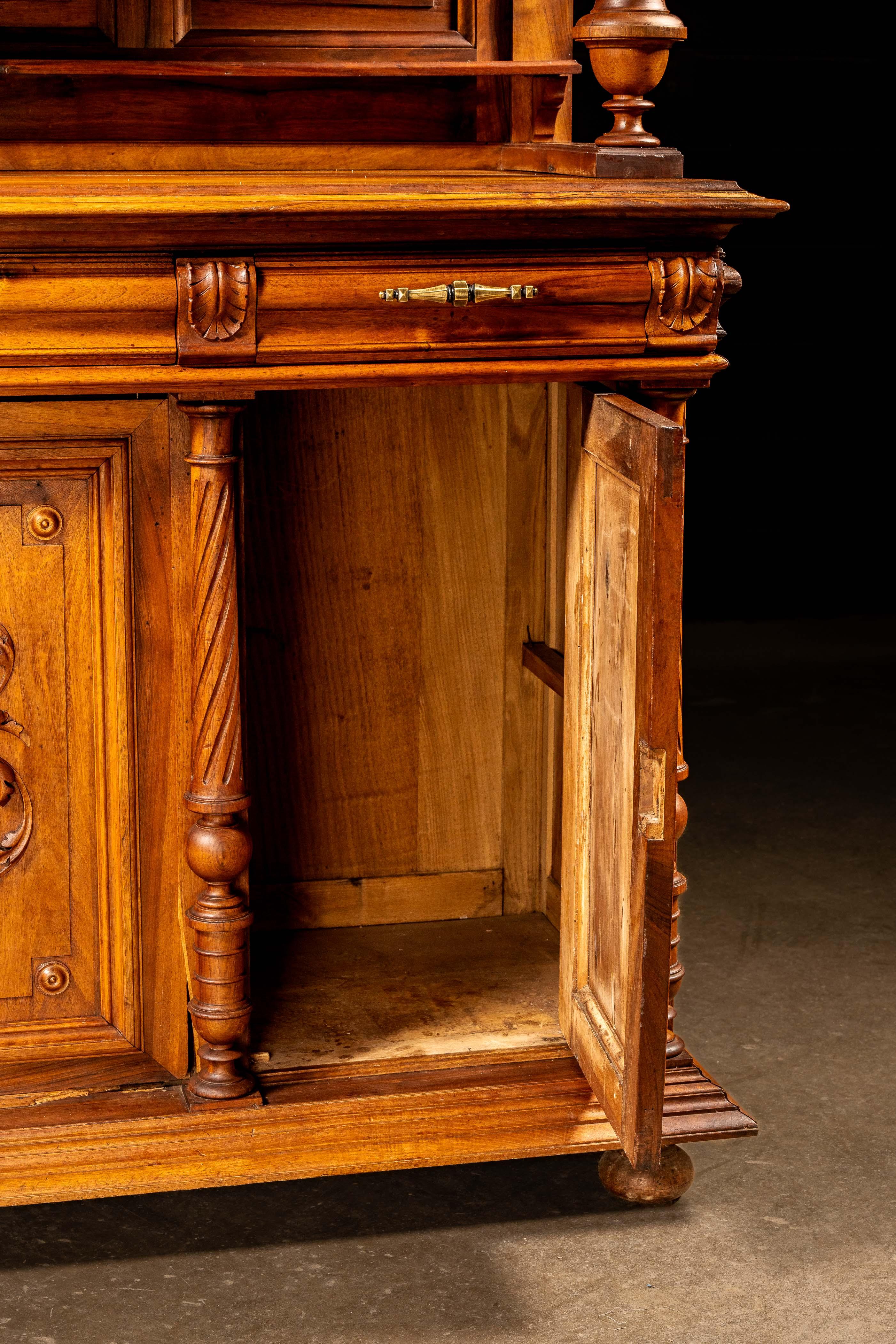 Conigliera in legno di noce Henry II della fine del XIX secolo in vendita 3