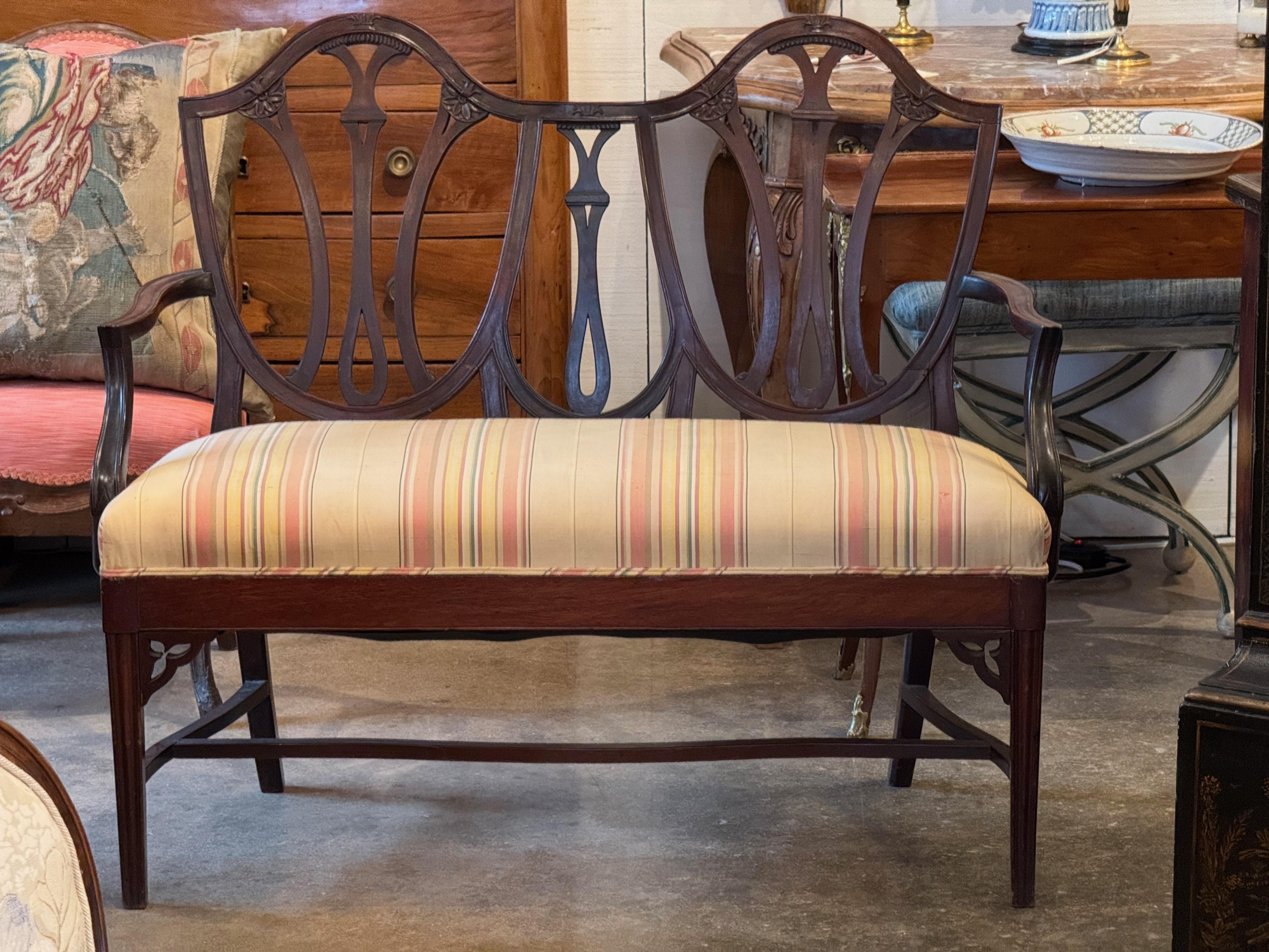 British Late 19th Century Hepplewhite Style Mahogany Settee For Sale