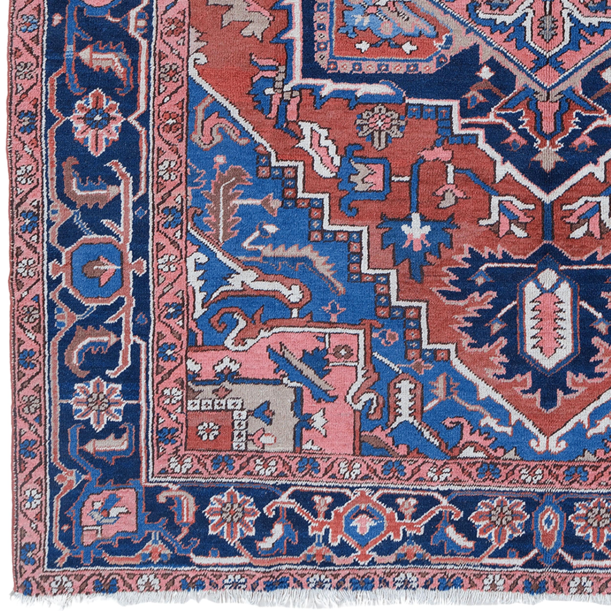 Ein wahres Meisterwerk, das Geschichte, Charakter und unvergleichliche Langlebigkeit vereint... Hier ist eines der klassischsten Exemplare der Heriz-Region, bekannt als die 