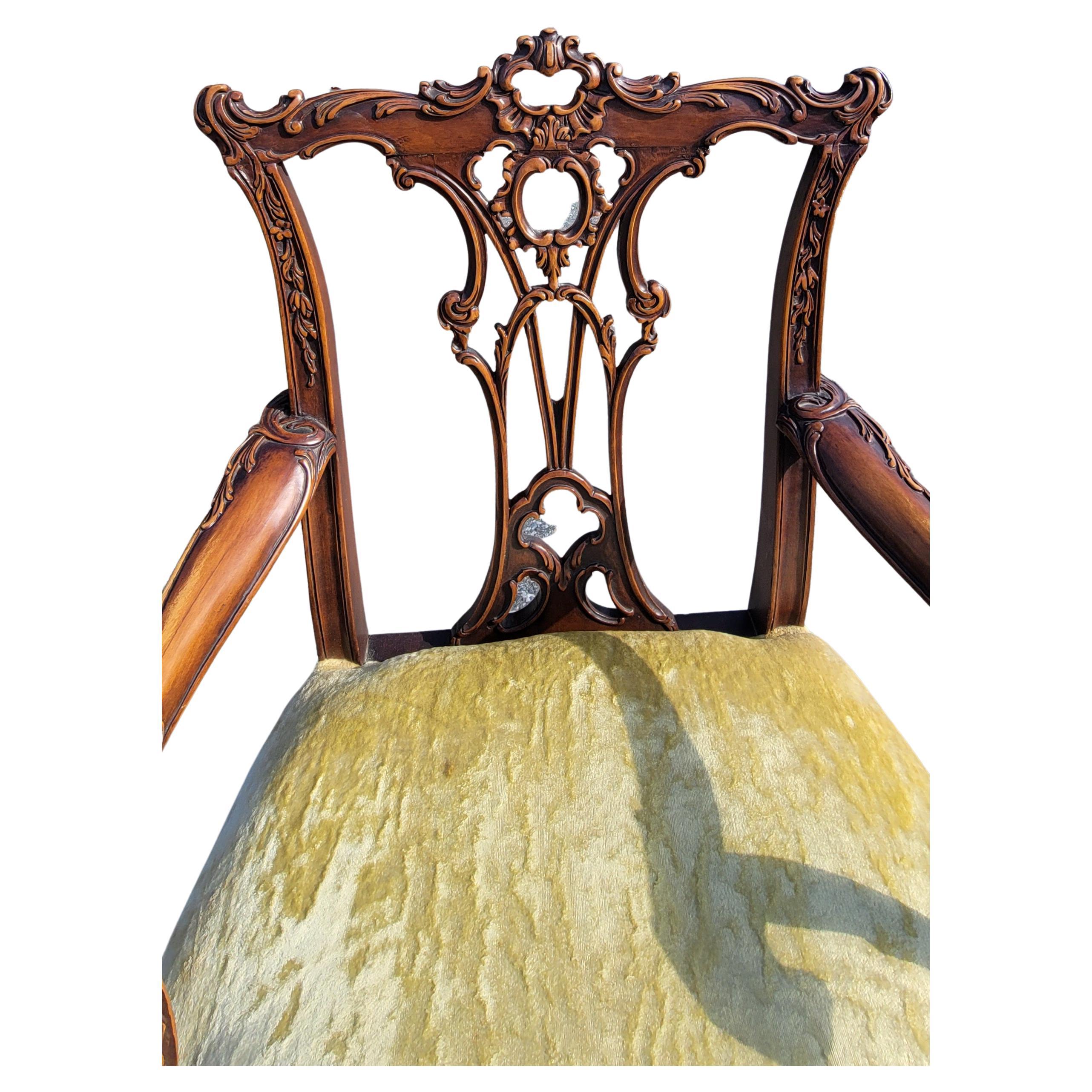 Eine erstaunliche späten 19. Jahrhundert stark geschnitzt Mahagoni Chippendale Rokoko Samt gepolstert Fauteuil. Dieser Fauteuil ist die perfekte Verschmelzung des Designs von Thomas Chippendale aus dem 18. Jahrhundert mit dem französischen Rokoko im