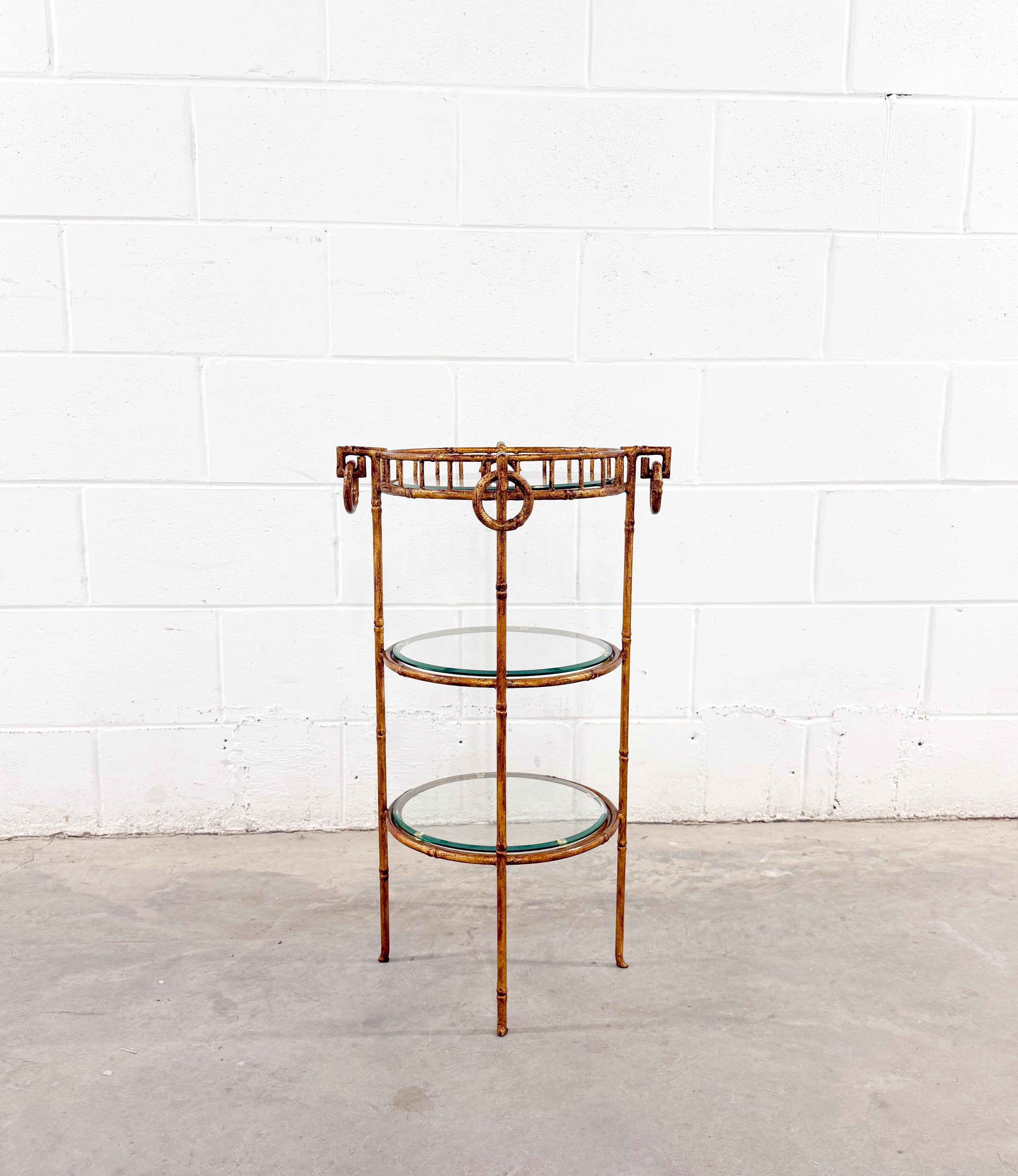 Charmant support à trois niveaux en métal et verre biseauté. Elle présente un motif en faux bambou, une chaîne grecque et des poignées en forme d'anneau, le tout avec une patine brillante rouge et cuivre. Les plateaux en verre sont amovibles.