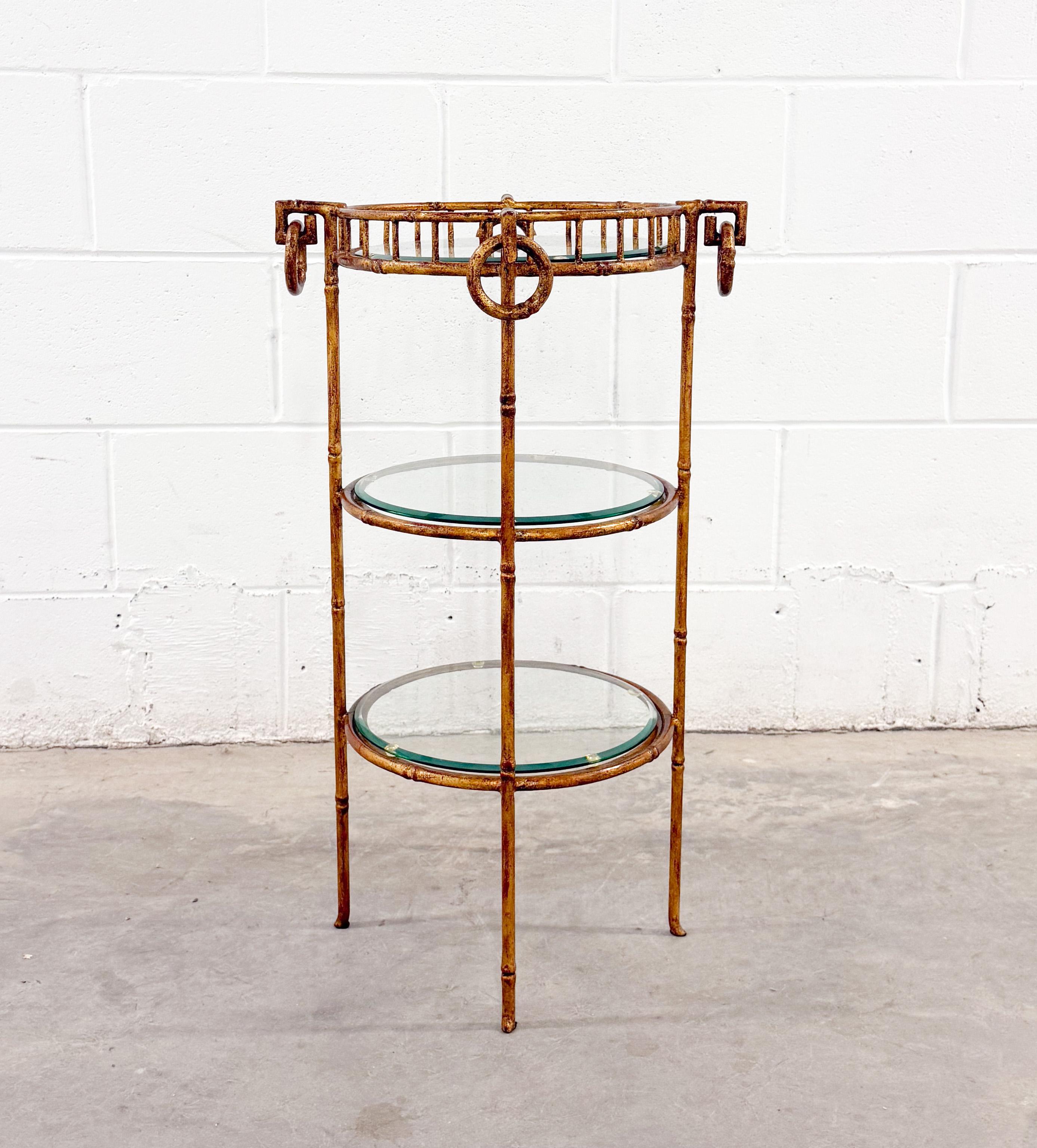 Inconnu Ètage Vintage Hollywood Regency en faux bambou, métal et verre à trois niveaux en vente