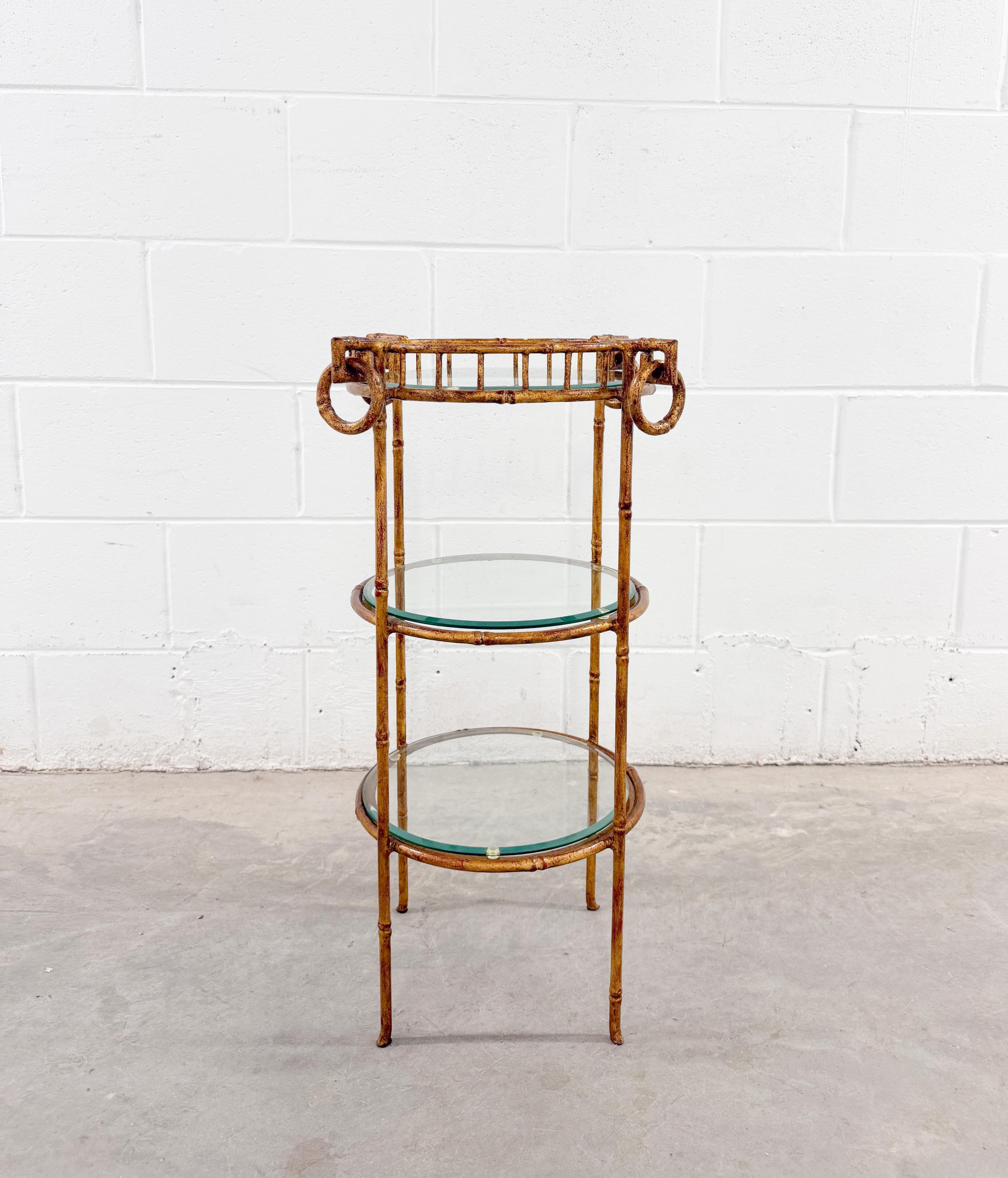 Ètage Vintage Hollywood Regency en faux bambou, métal et verre à trois niveaux Bon état - En vente à Tampa, FL