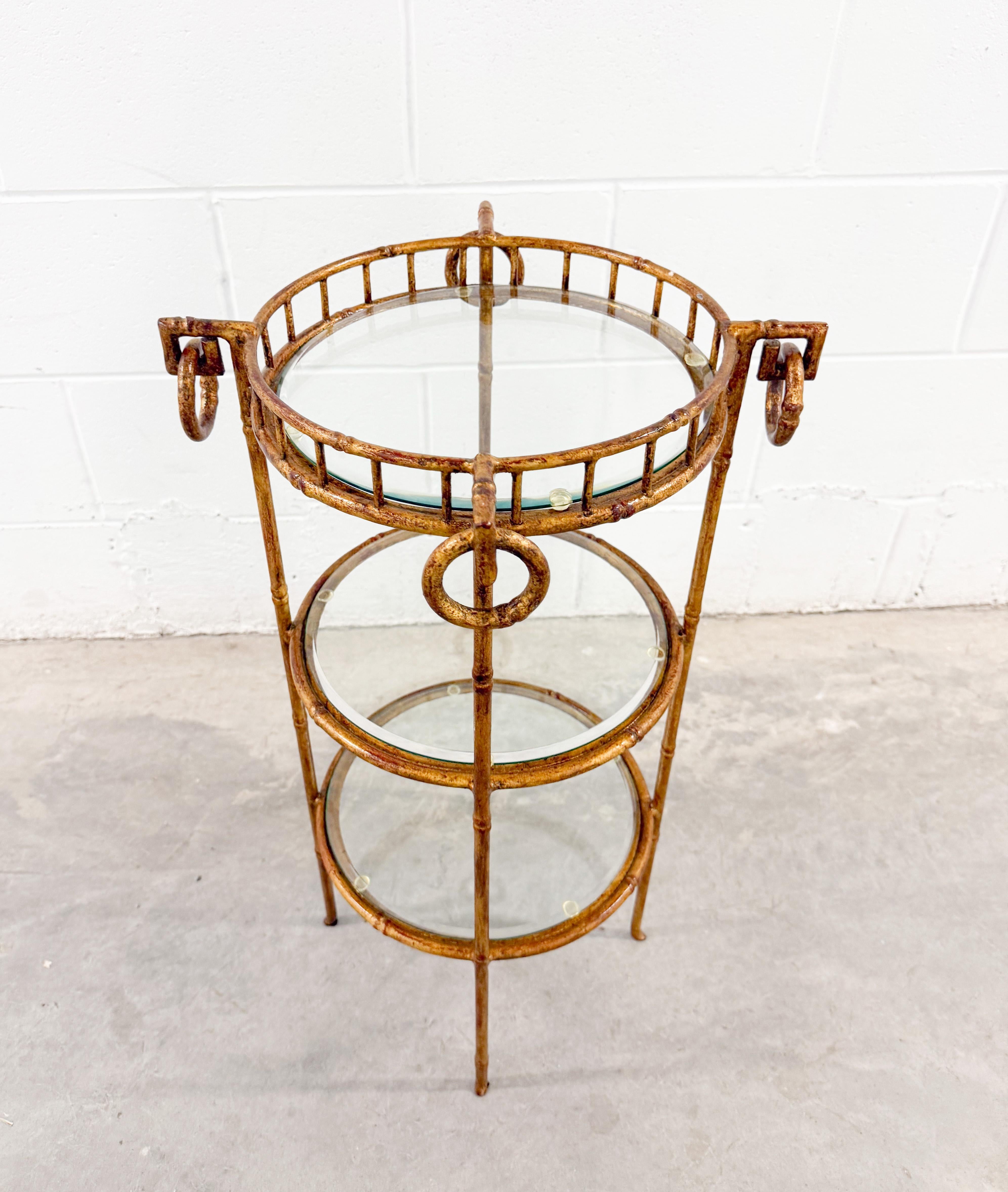 20ième siècle Ètage Vintage Hollywood Regency en faux bambou, métal et verre à trois niveaux en vente