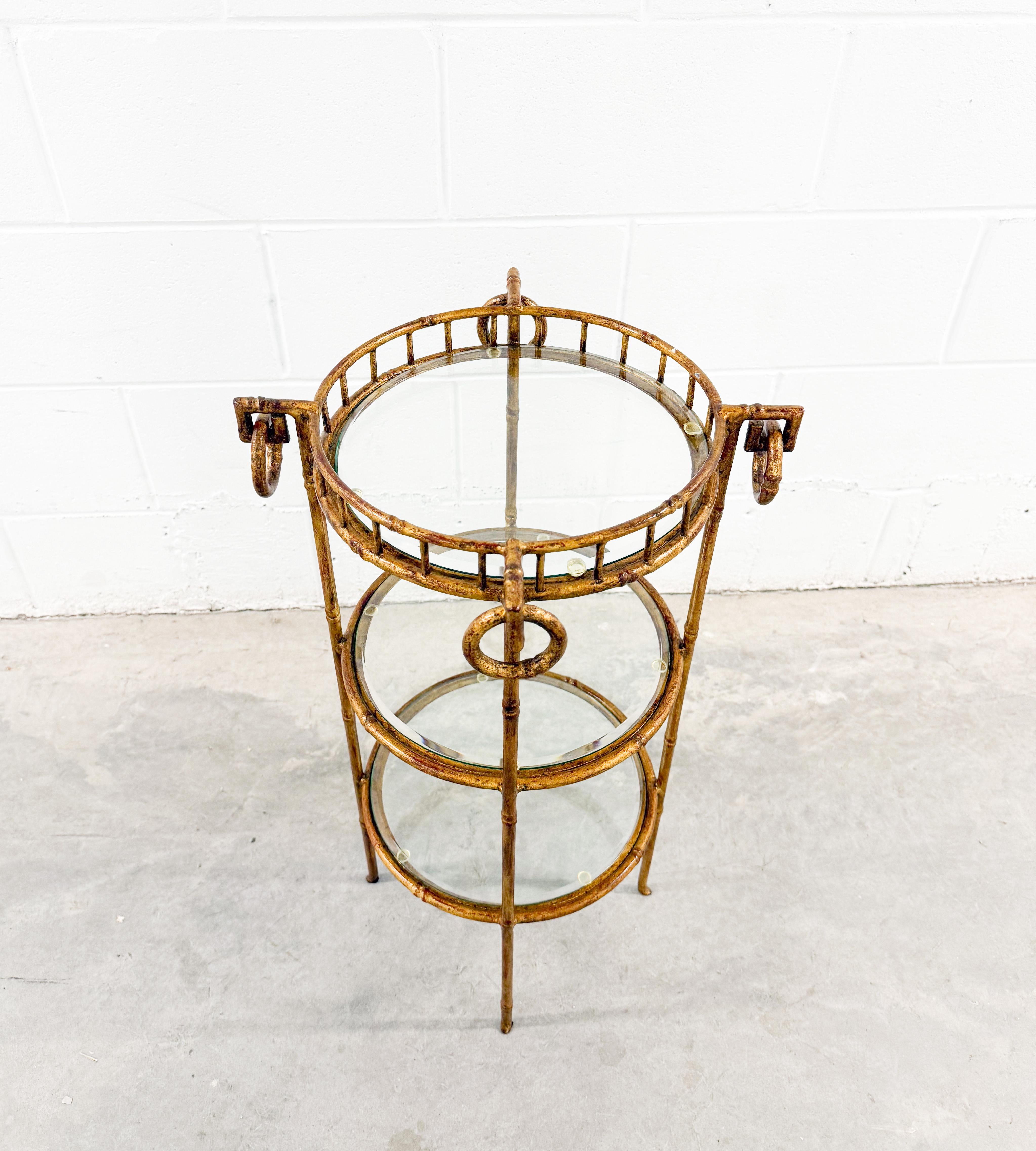 Métal Ètage Vintage Hollywood Regency en faux bambou, métal et verre à trois niveaux en vente