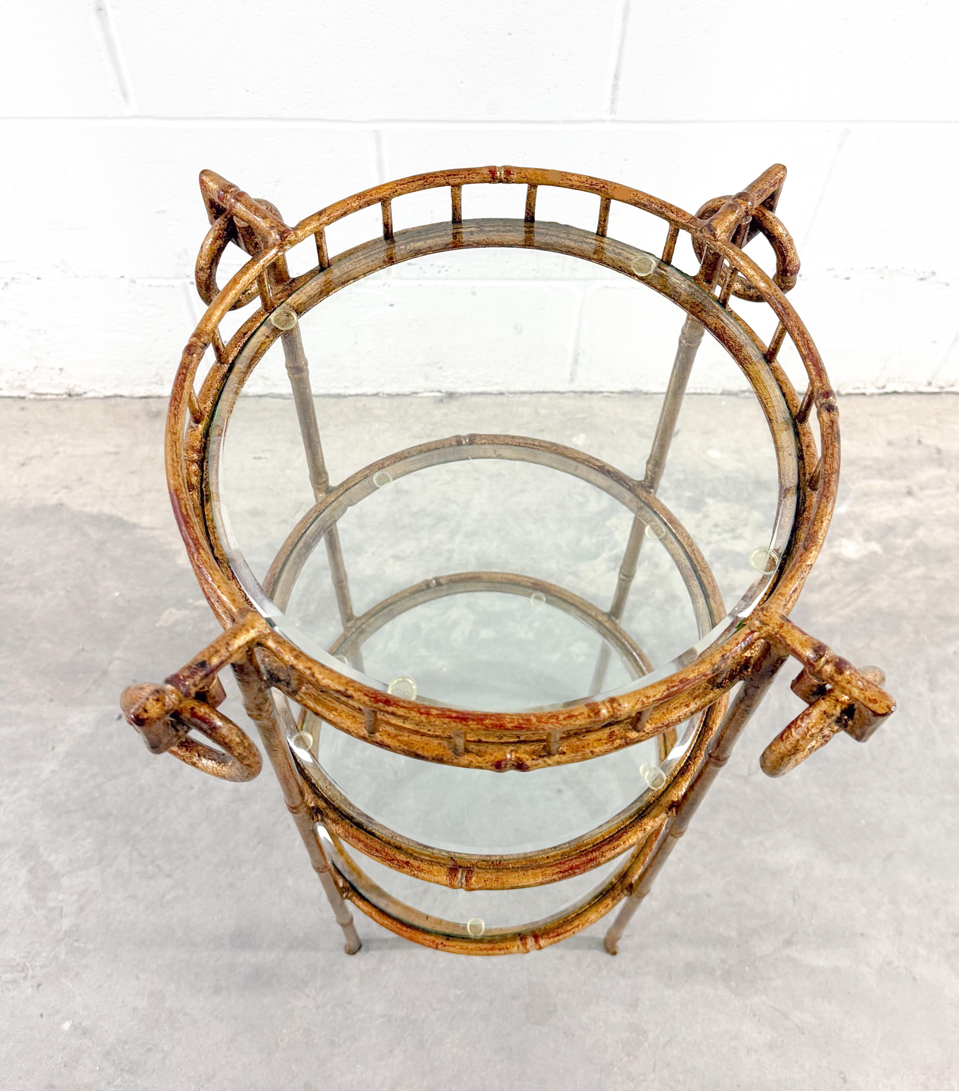 Ètage Vintage Hollywood Regency en faux bambou, métal et verre à trois niveaux en vente 1