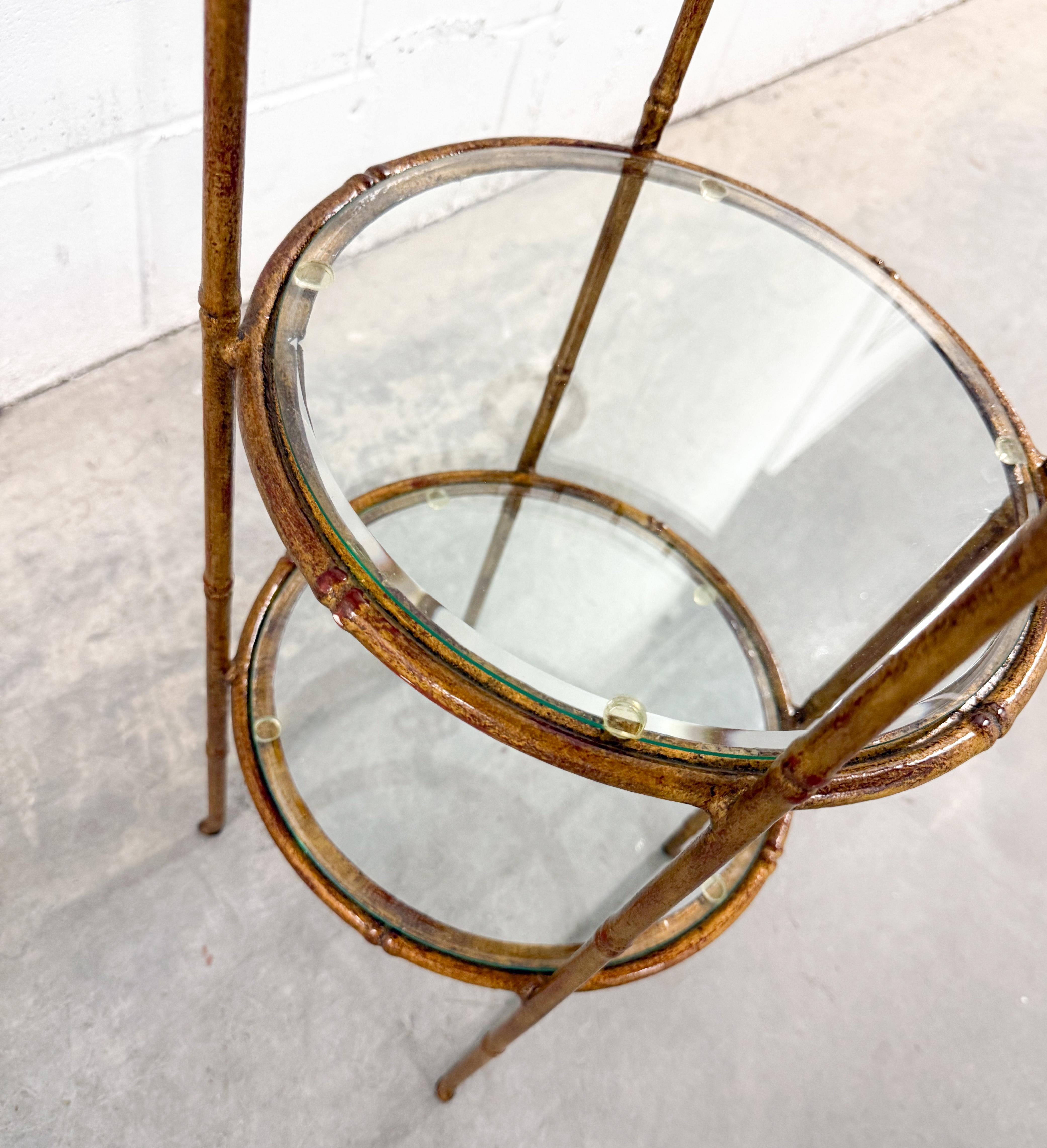 Ètage Vintage Hollywood Regency en faux bambou, métal et verre à trois niveaux en vente 3