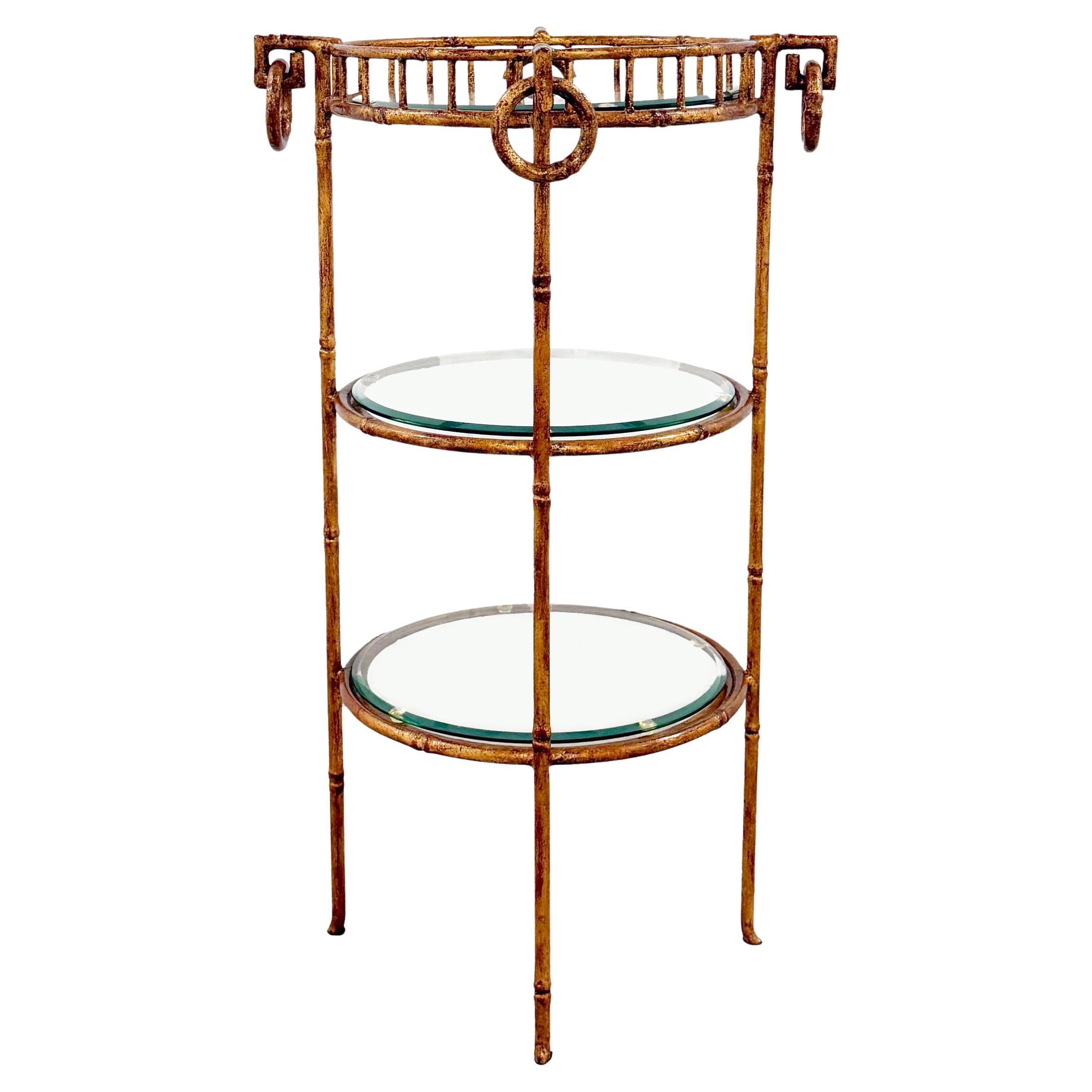 Ètage Vintage Hollywood Regency en faux bambou, métal et verre à trois niveaux en vente