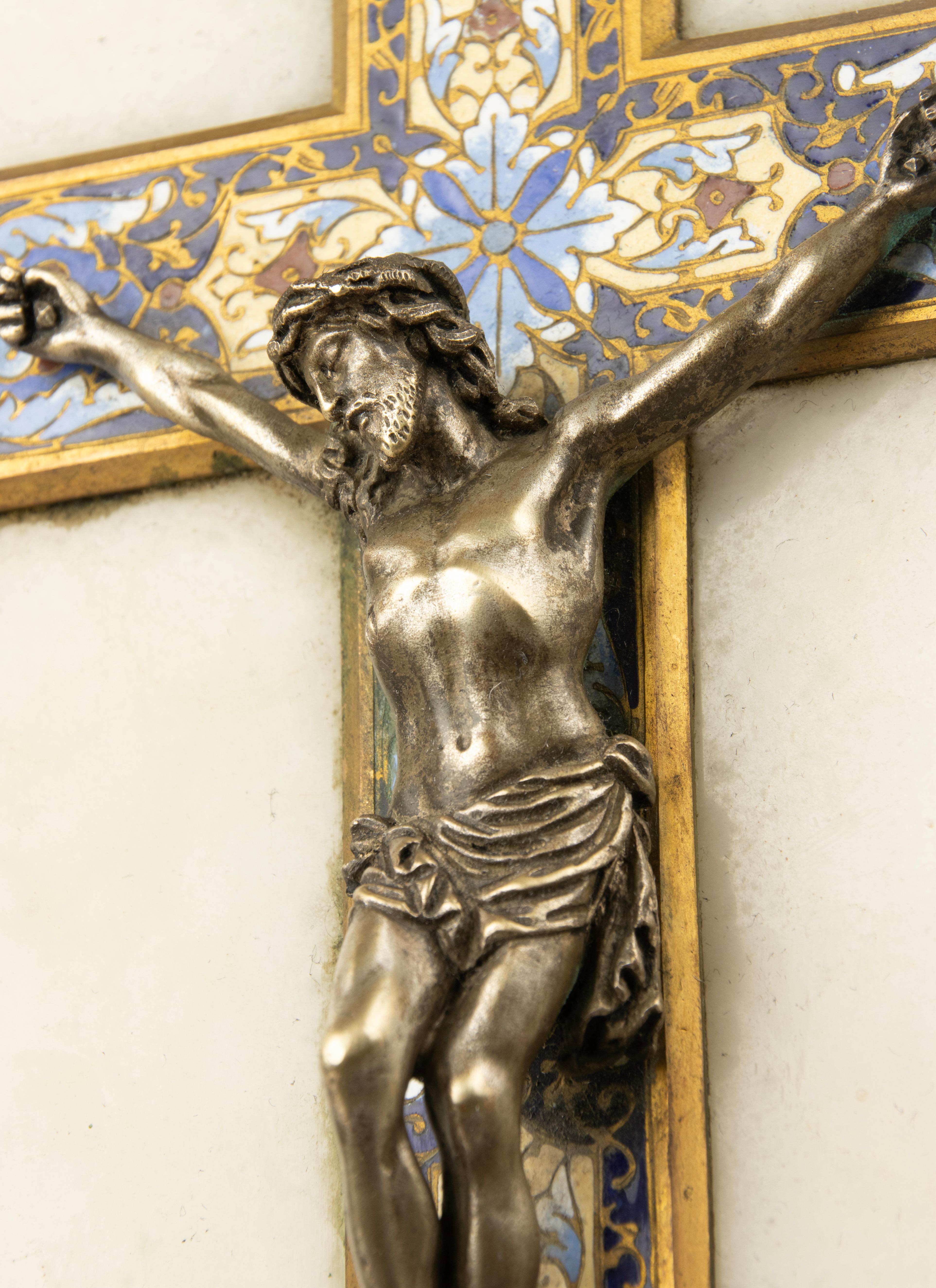Fin du 19ème siècle Fontaine à eau bénite - Crucifix Jésus en bronze - Emaux cloisonnés en vente 9
