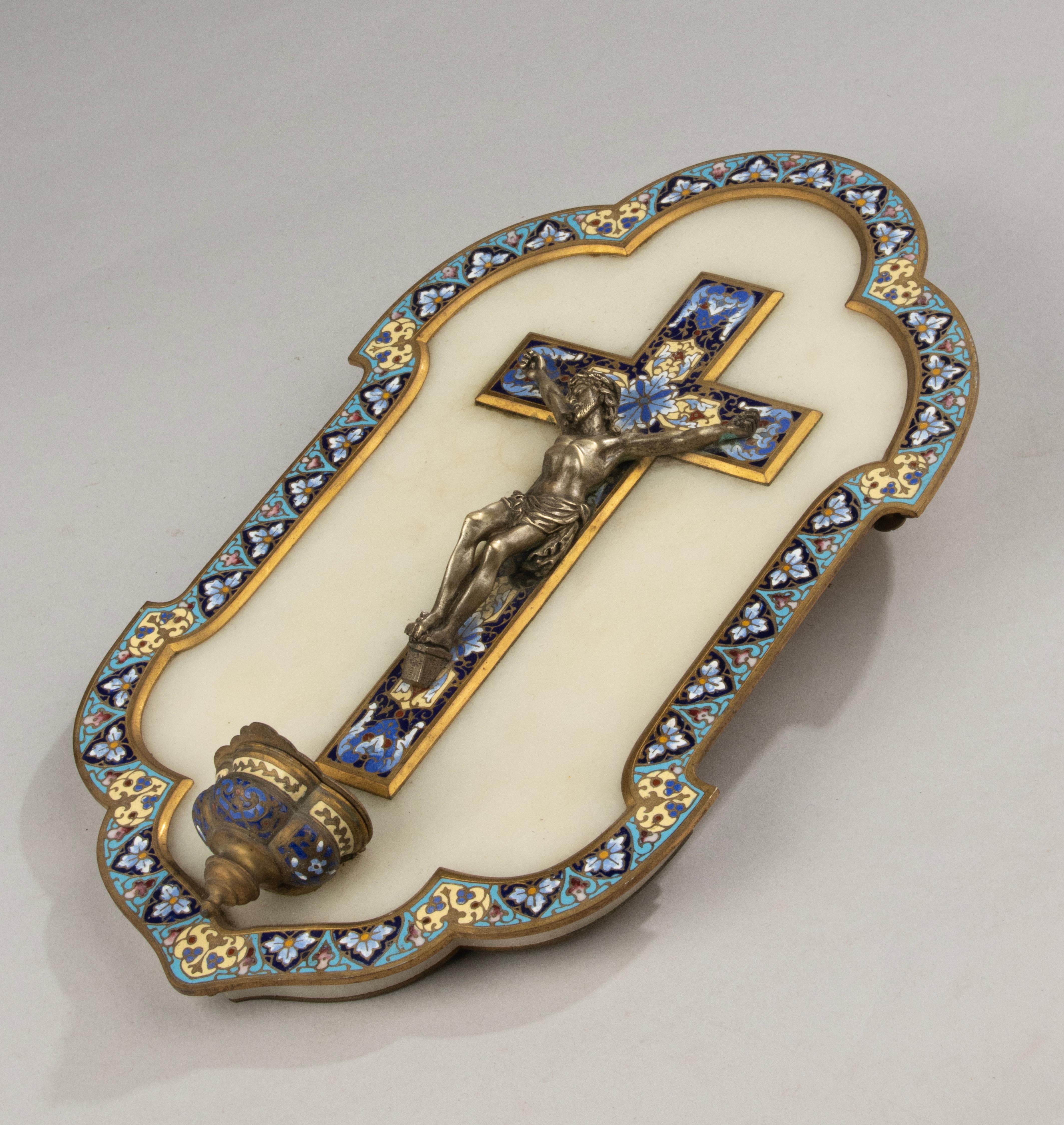 XIXe siècle Fin du 19ème siècle Fontaine à eau bénite - Crucifix Jésus en bronze - Emaux cloisonnés en vente