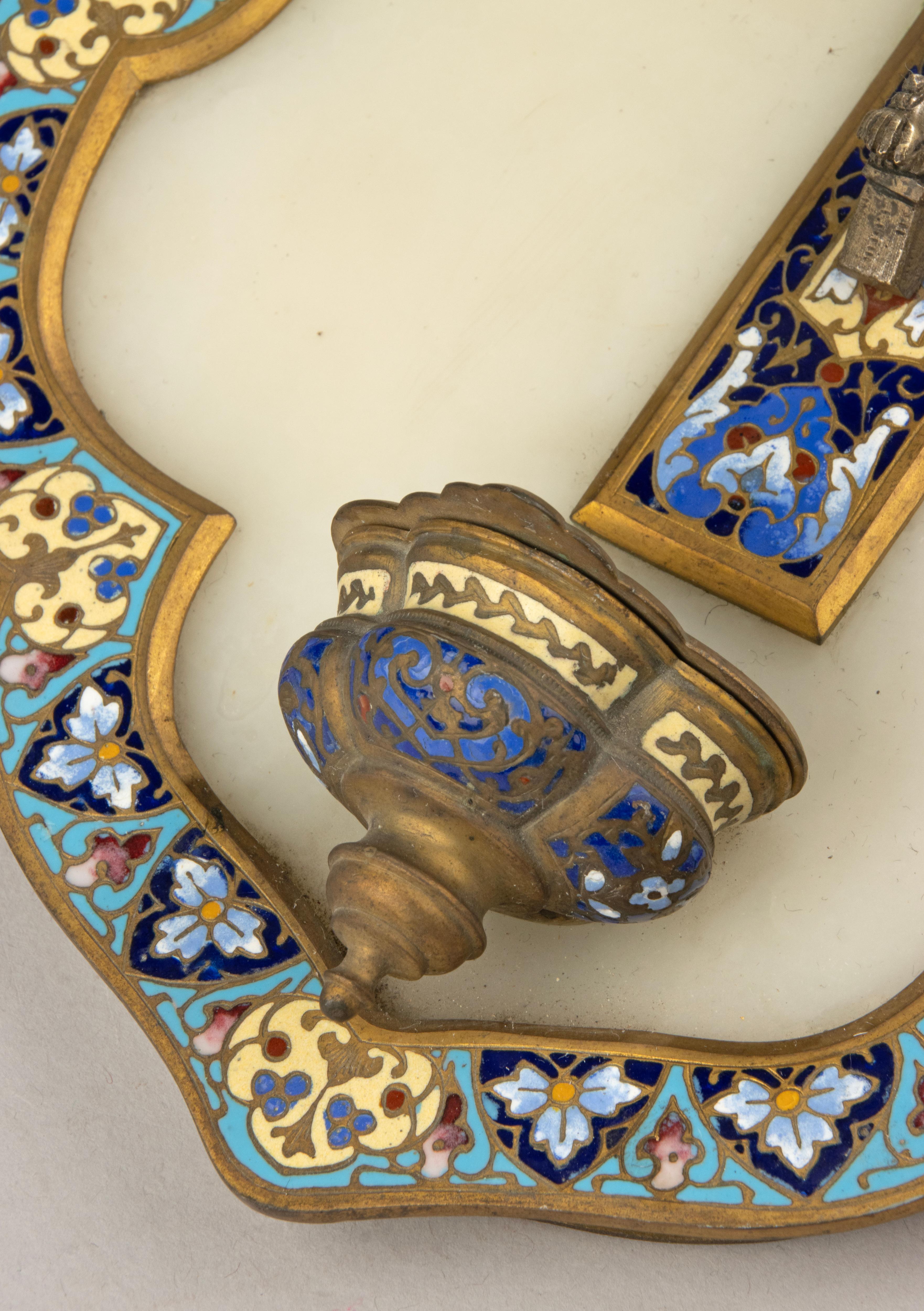 Laiton Fin du 19ème siècle Fontaine à eau bénite - Crucifix Jésus en bronze - Emaux cloisonnés en vente